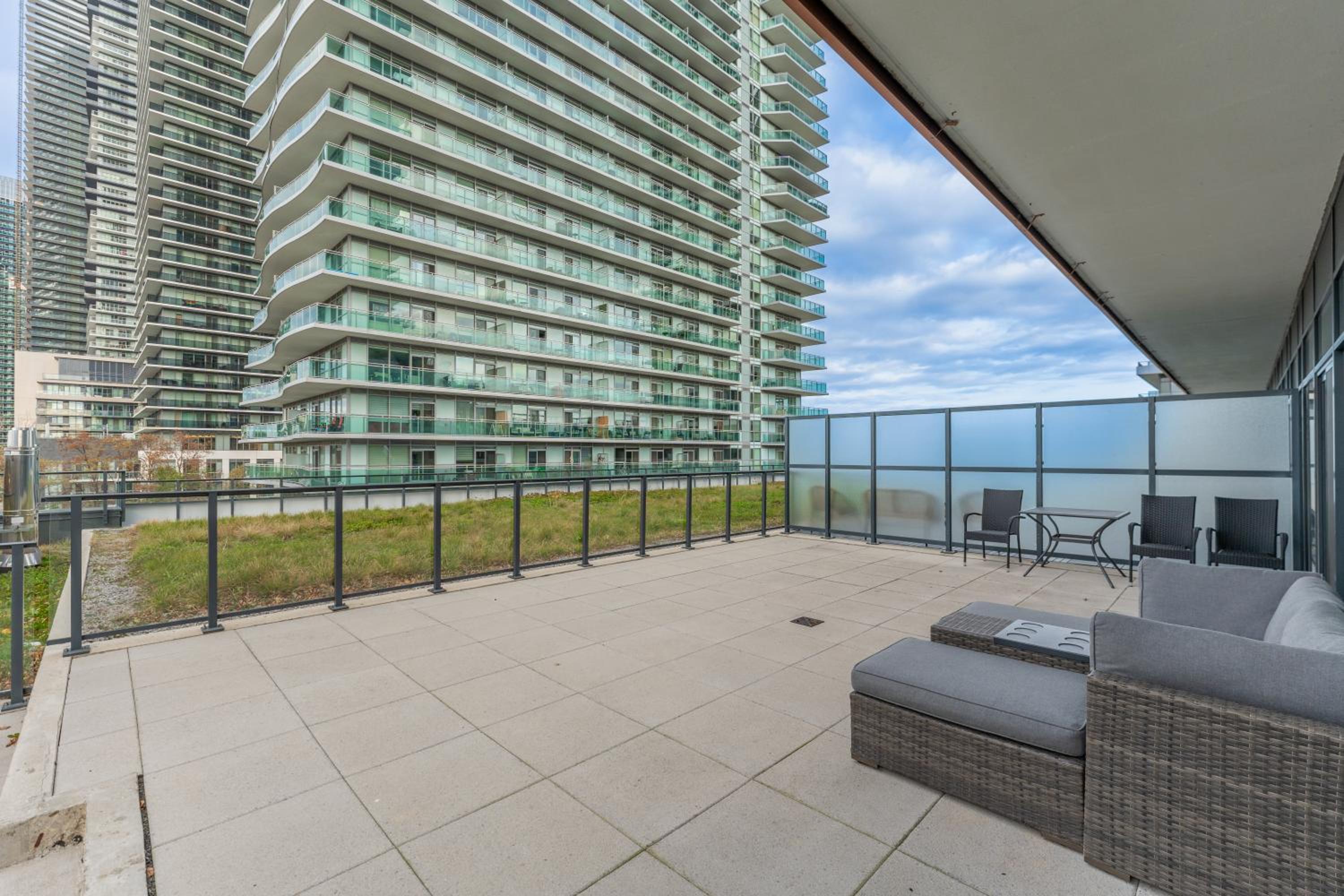 Perfect Toronto 3BR Luxe Condo - Huge Patio - Pool - Parking