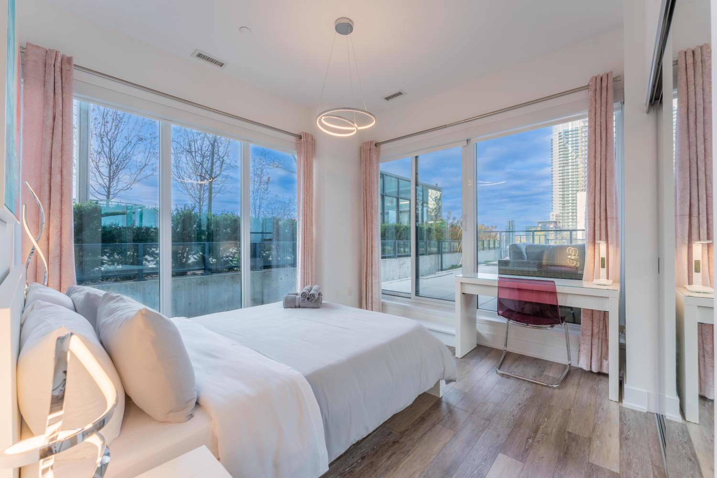 Perfect Toronto 3BR Luxe Condo - Huge Patio - Pool - Parking