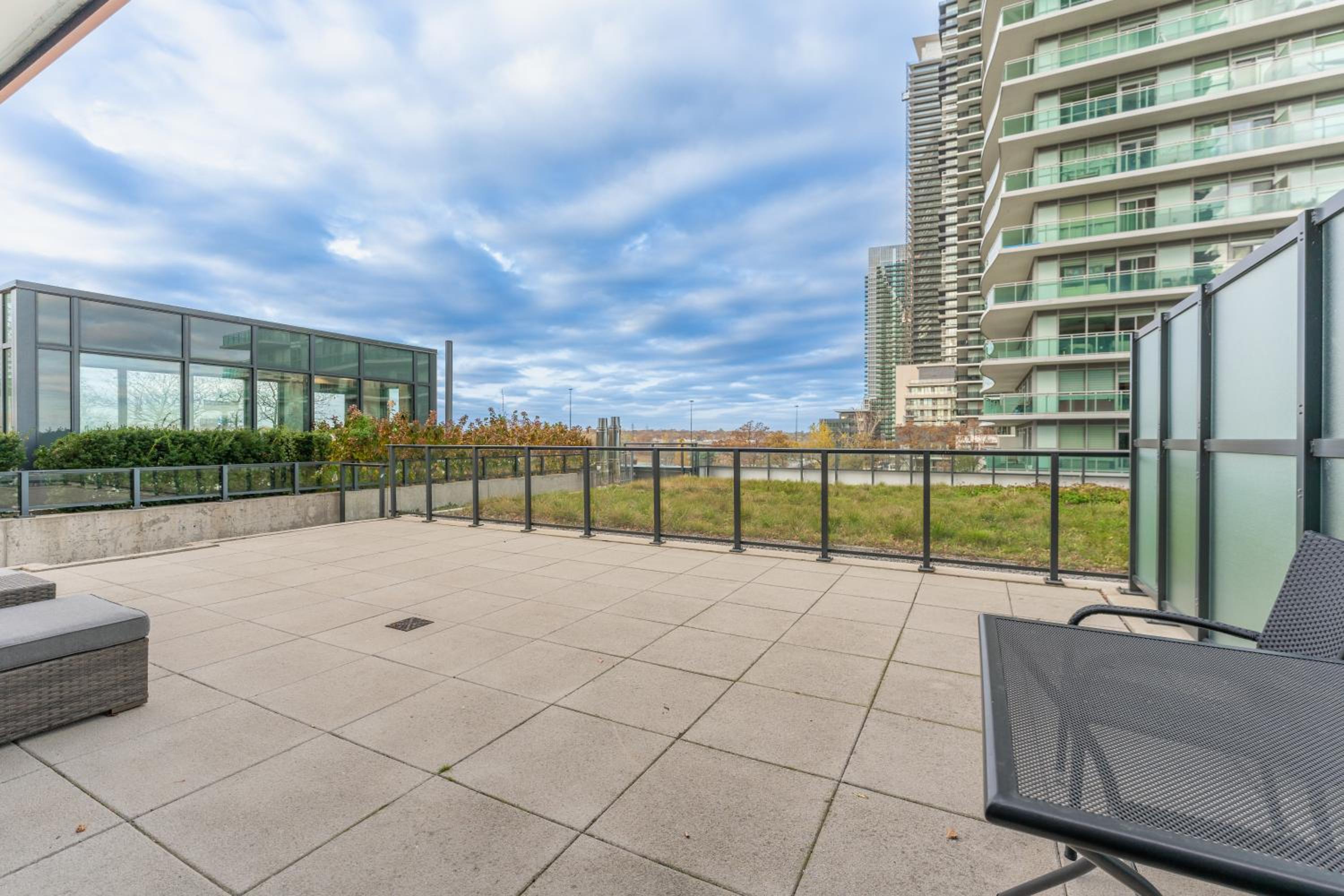 Perfect Toronto 3BR Luxe Condo - Huge Patio - Pool - Parking