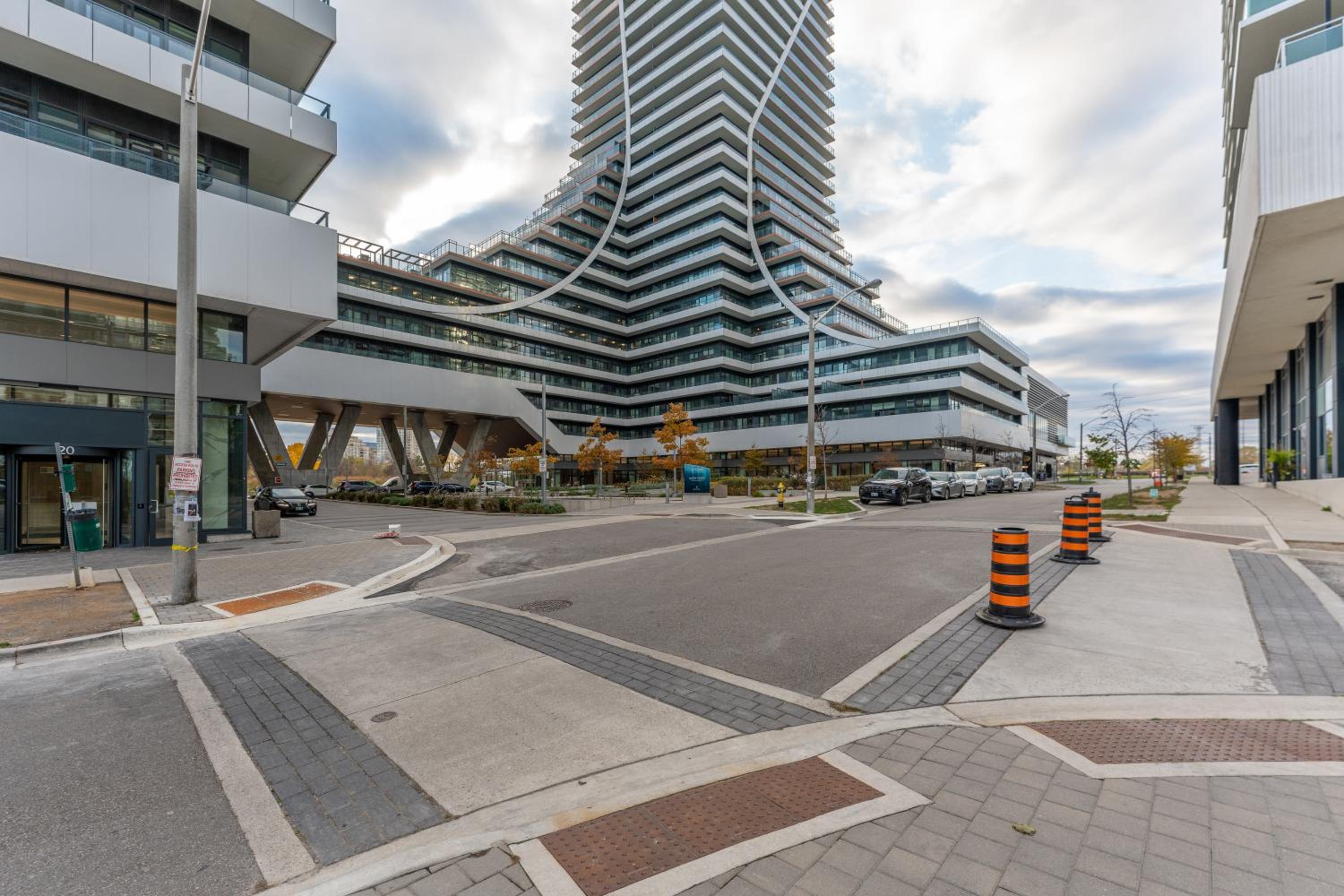 Perfect Toronto 3BR Luxe Condo - Huge Patio - Pool - Parking