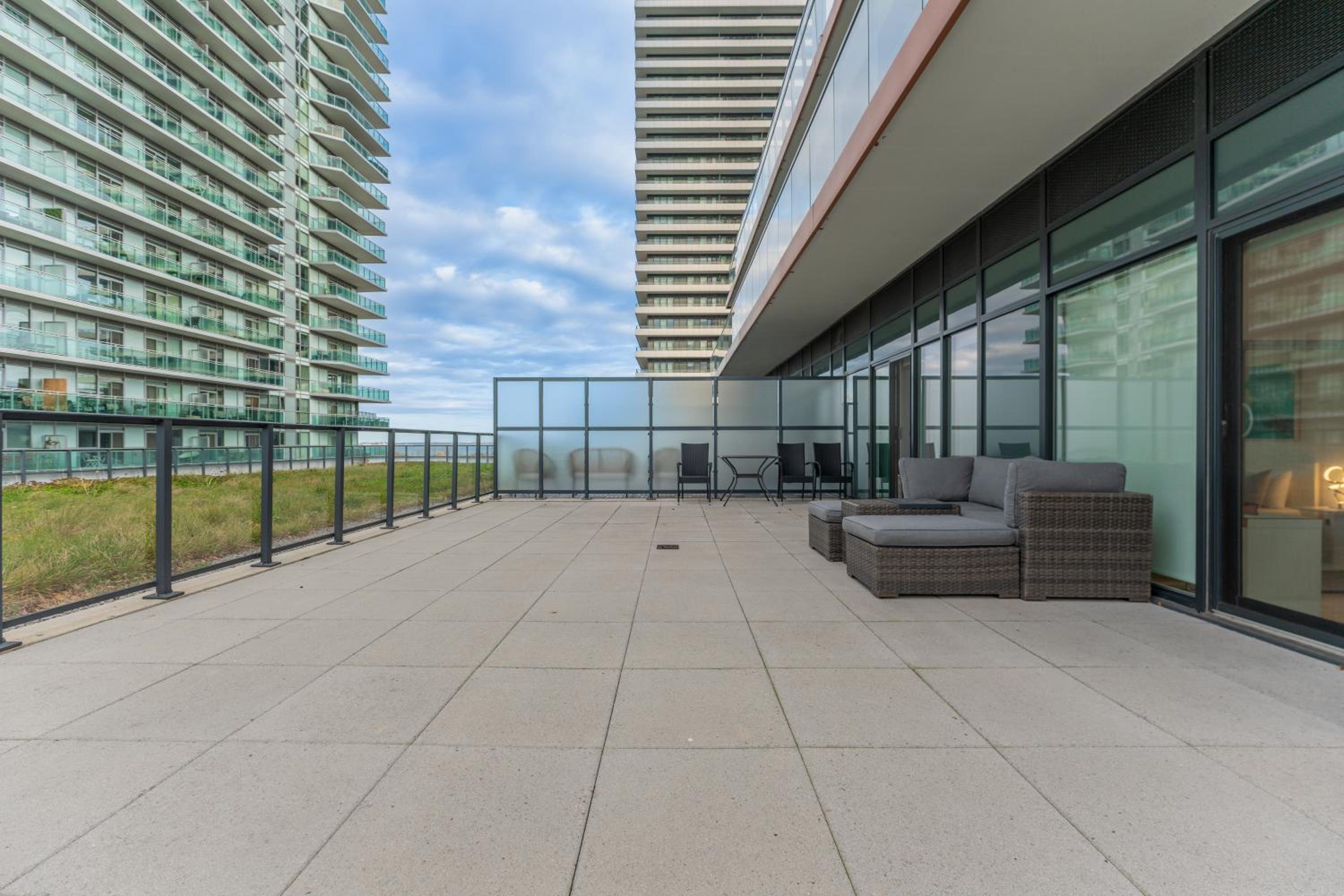 Perfect Toronto 3BR Luxe Condo - Huge Patio - Pool - Parking