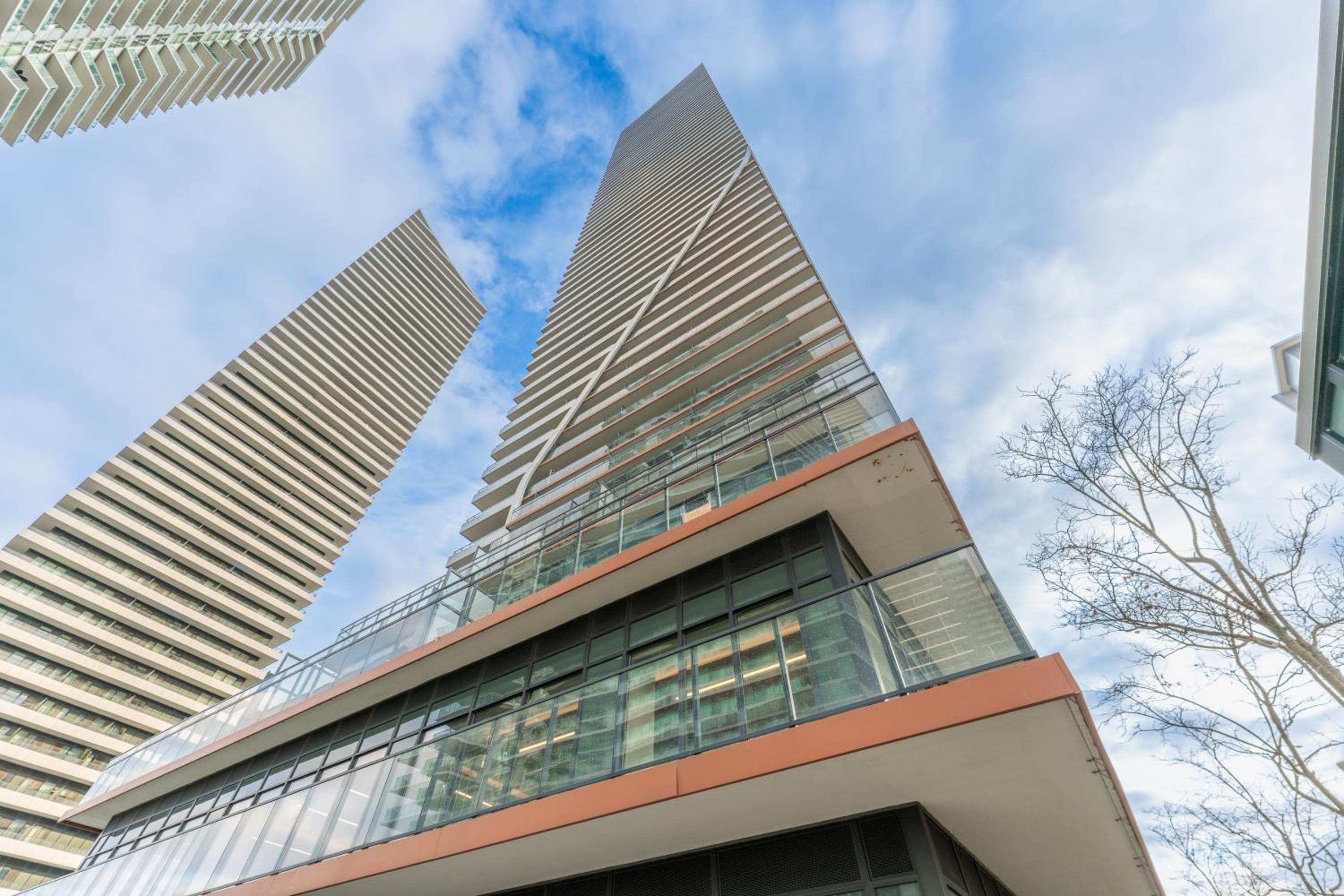 Perfect Toronto 3BR Luxe Condo - Huge Patio - Pool - Parking