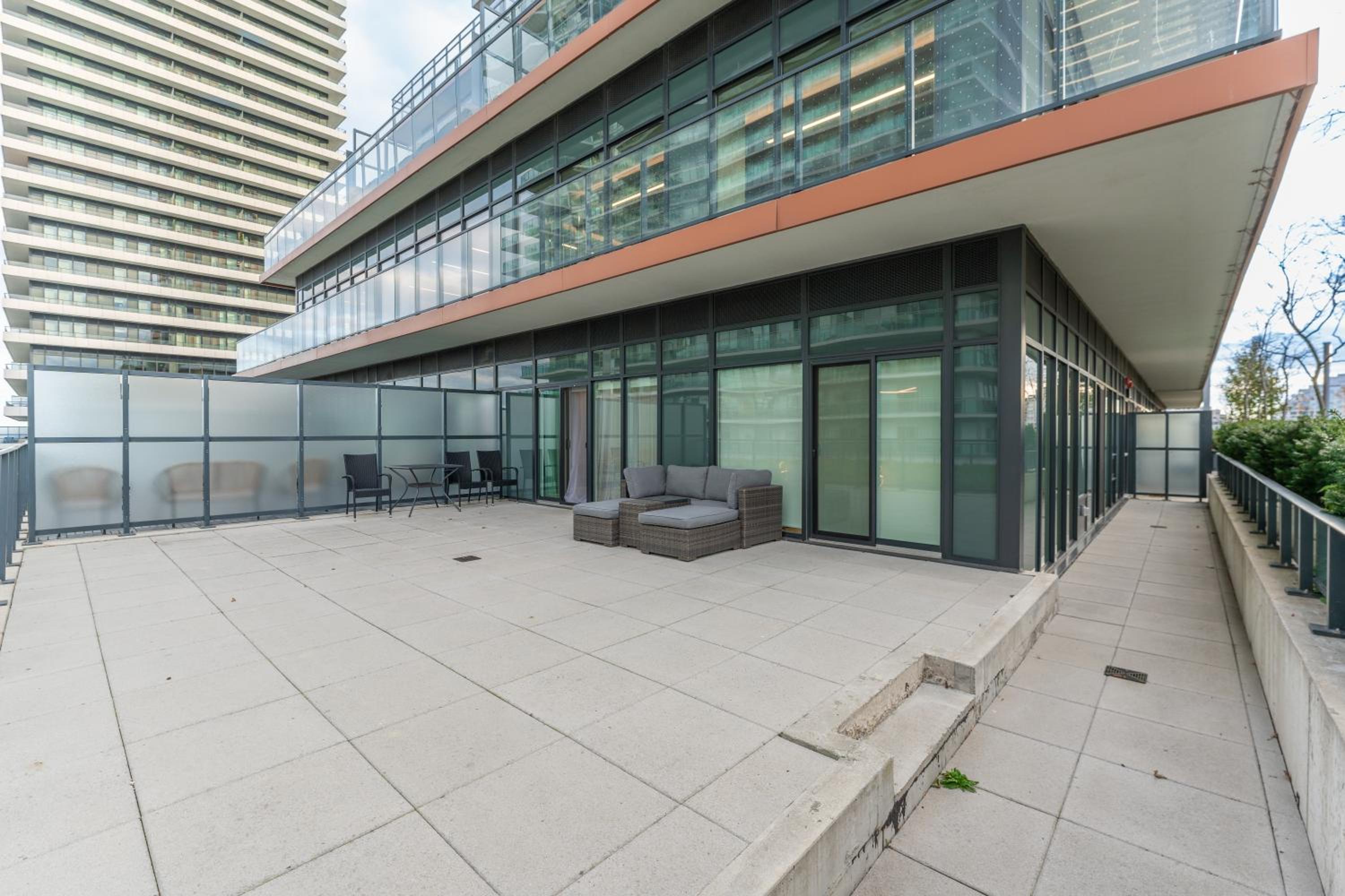 Perfect Toronto 3BR Luxe Condo - Huge Patio - Pool - Parking