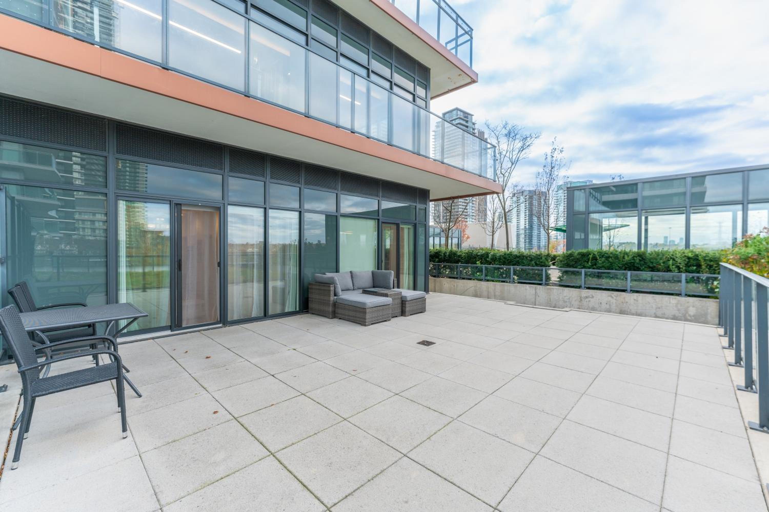 Perfect Toronto 3BR Luxe Condo - Huge Patio - Pool - Parking