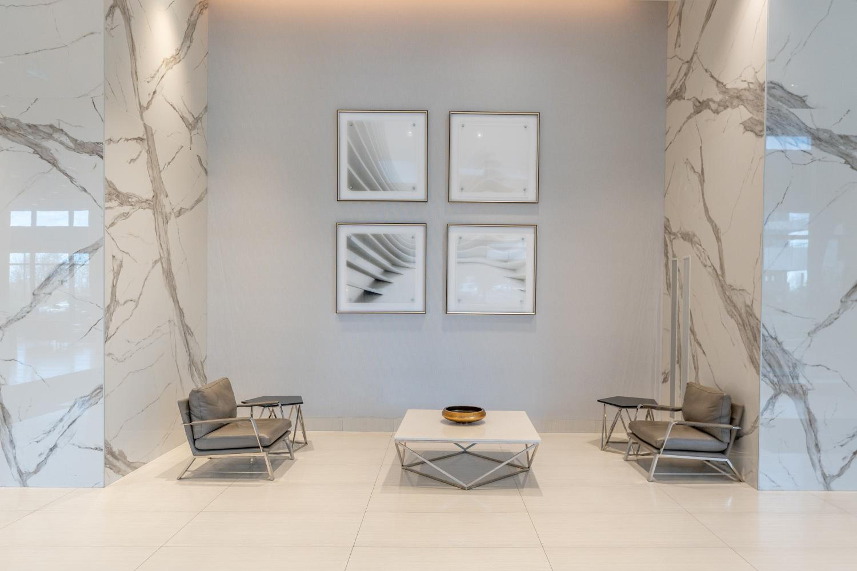 Perfect Toronto 3BR Luxe Condo - Huge Patio - Pool - Parking