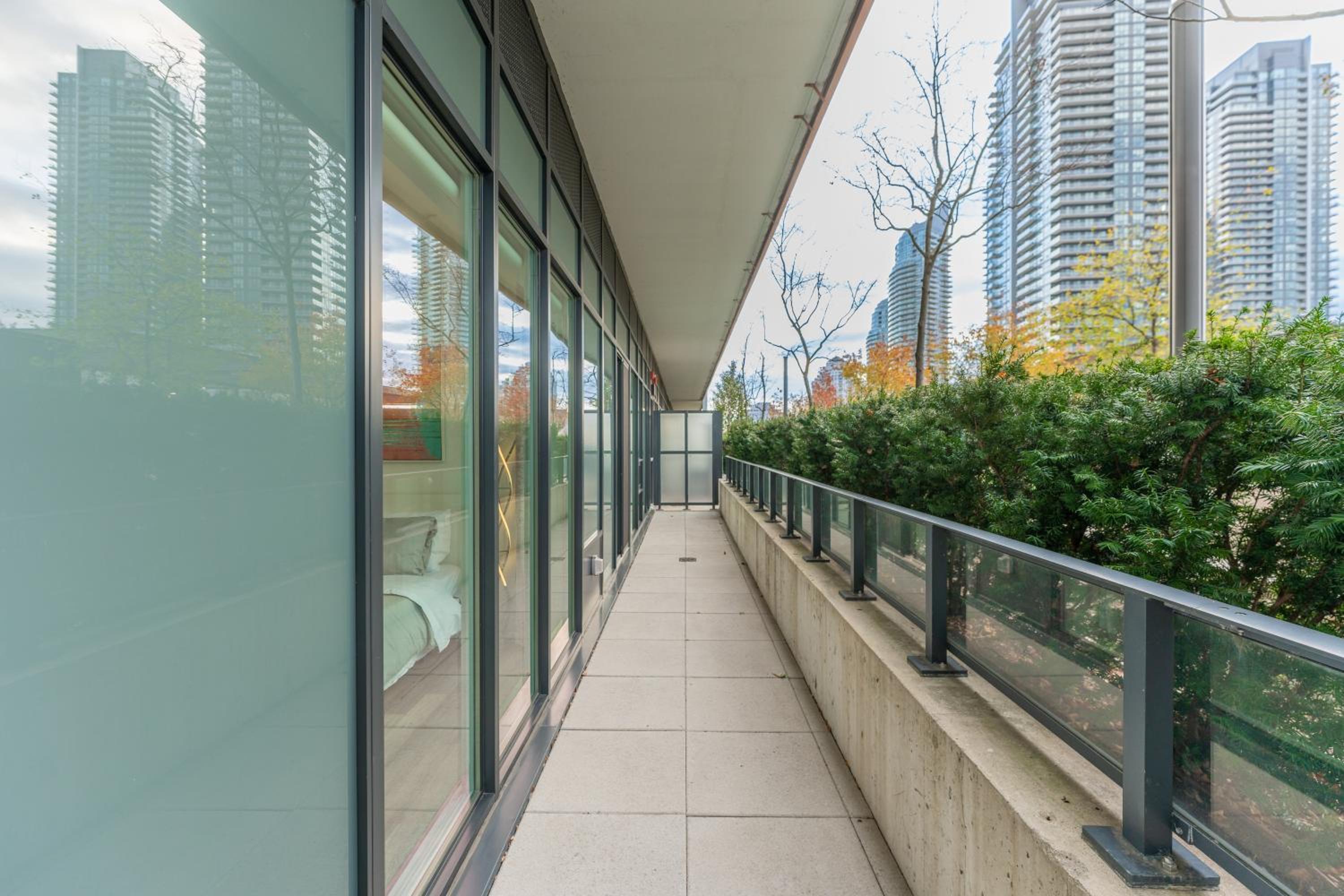 Perfect Toronto 3BR Luxe Condo - Huge Patio - Pool - Parking