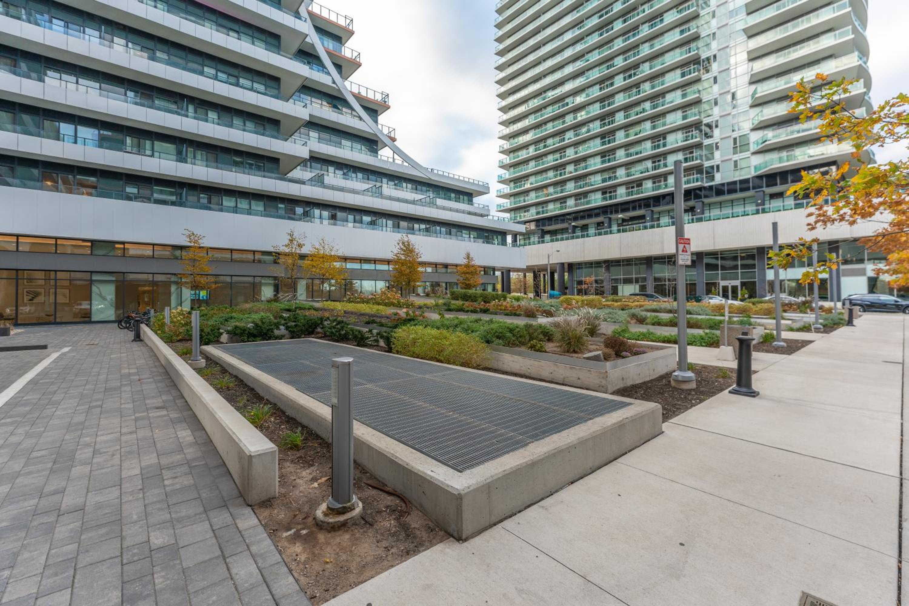 Perfect Toronto 3BR Luxe Condo - Huge Patio - Pool - Parking