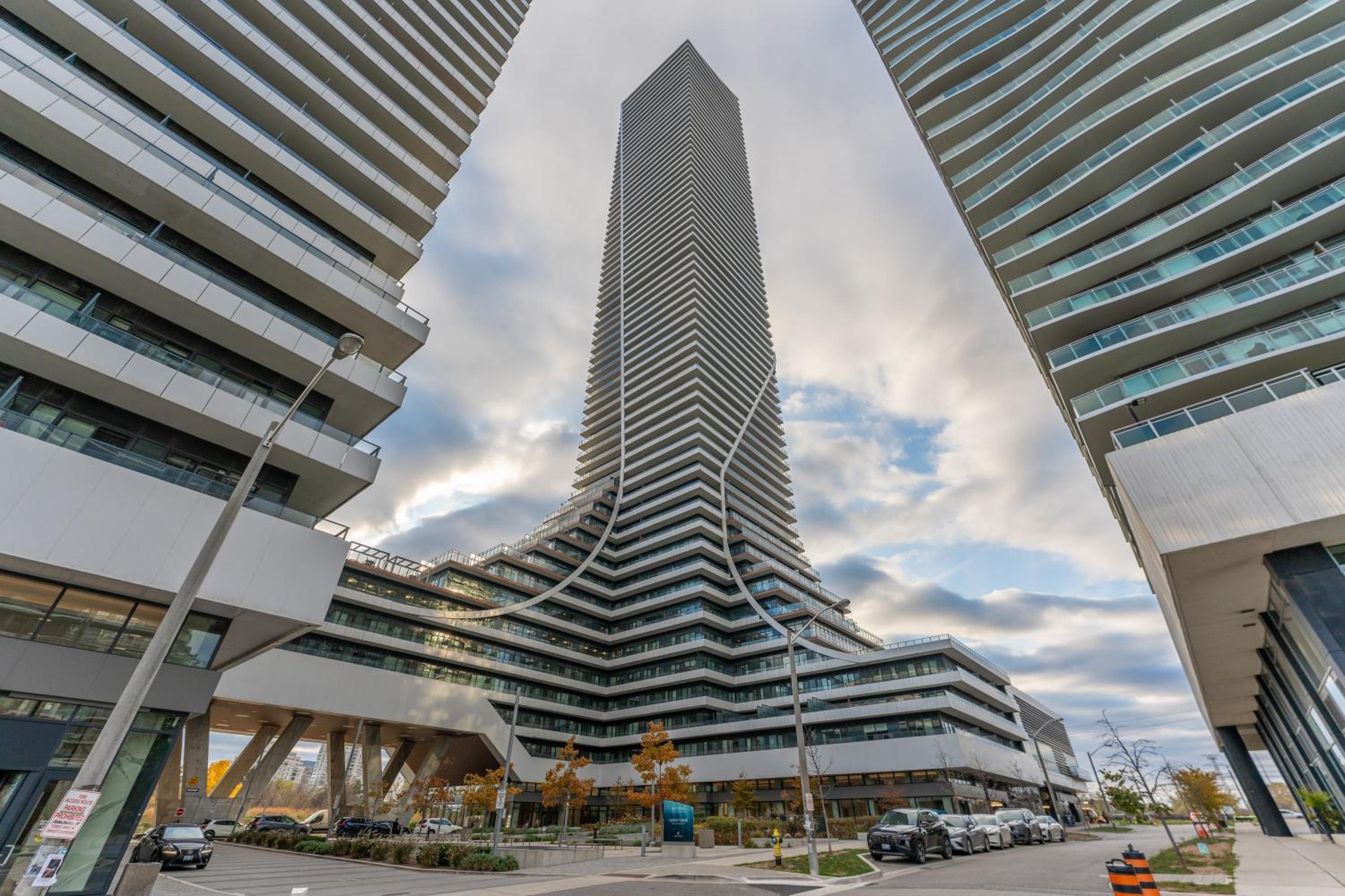 Perfect Toronto 3BR Luxe Condo - Huge Patio - Pool - Parking