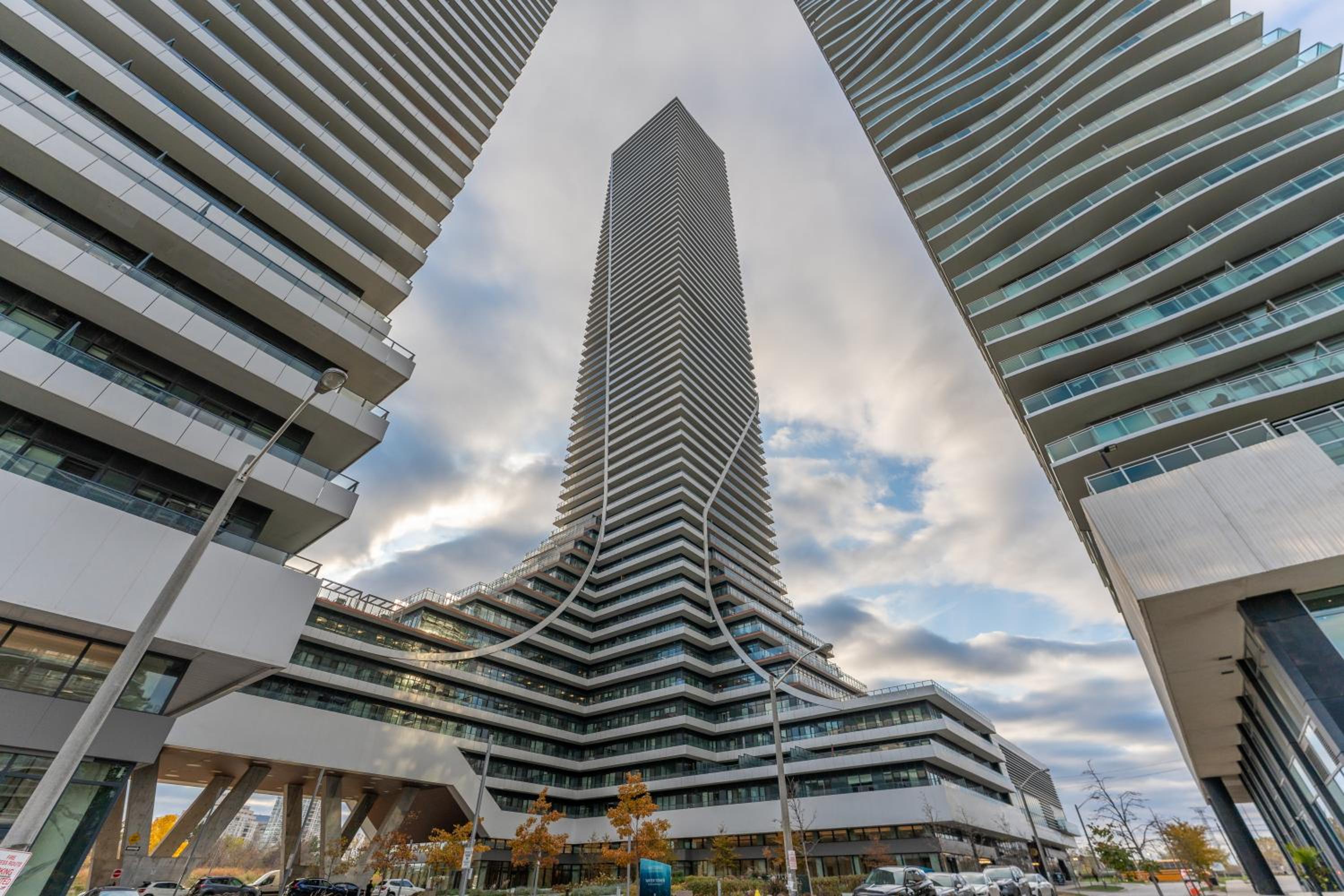 Perfect Toronto 3BR Luxe Condo - Huge Patio - Pool - Parking