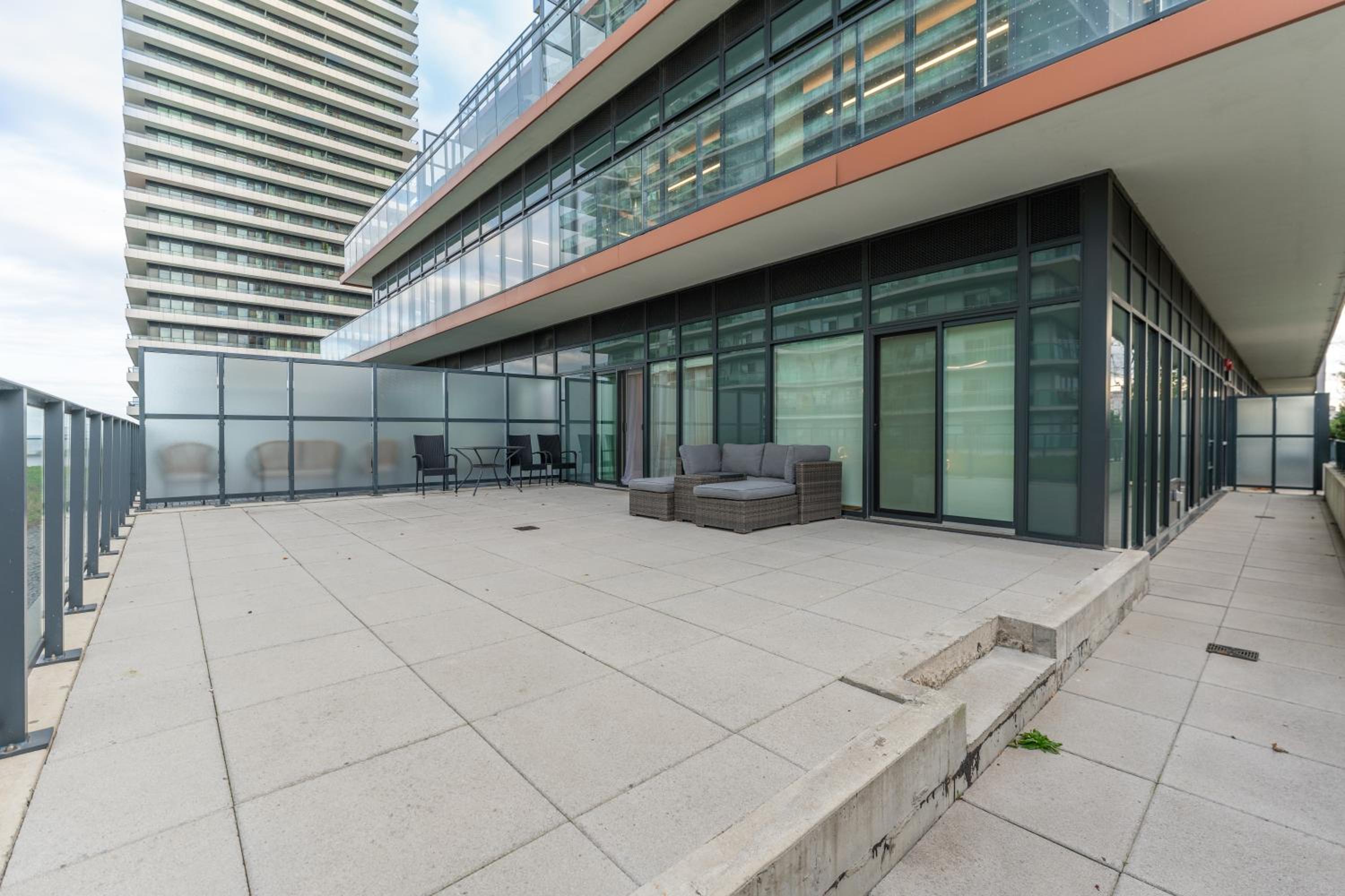 Perfect Toronto 3BR Luxe Condo - Huge Patio - Pool - Parking