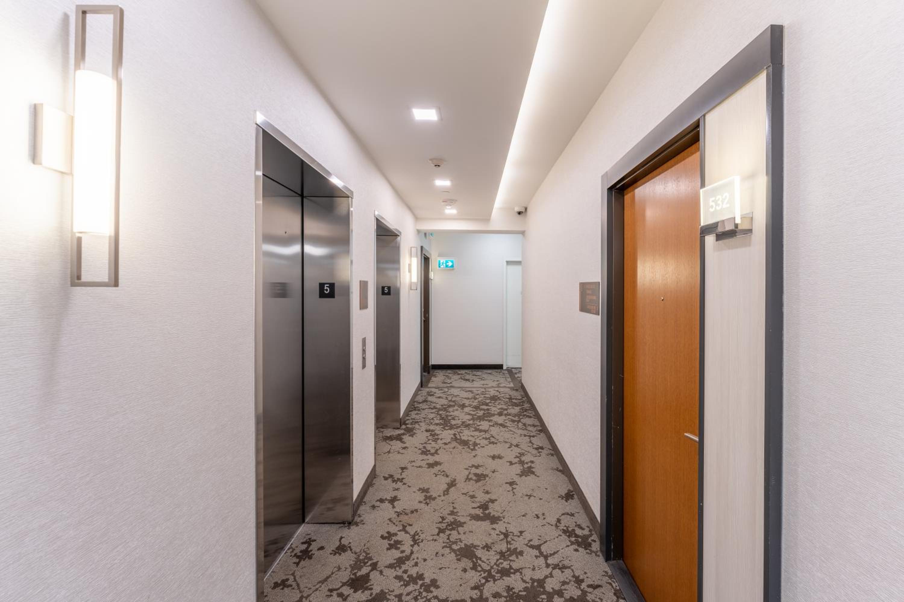Perfect Toronto 3BR Luxe Condo - Huge Patio - Pool - Parking