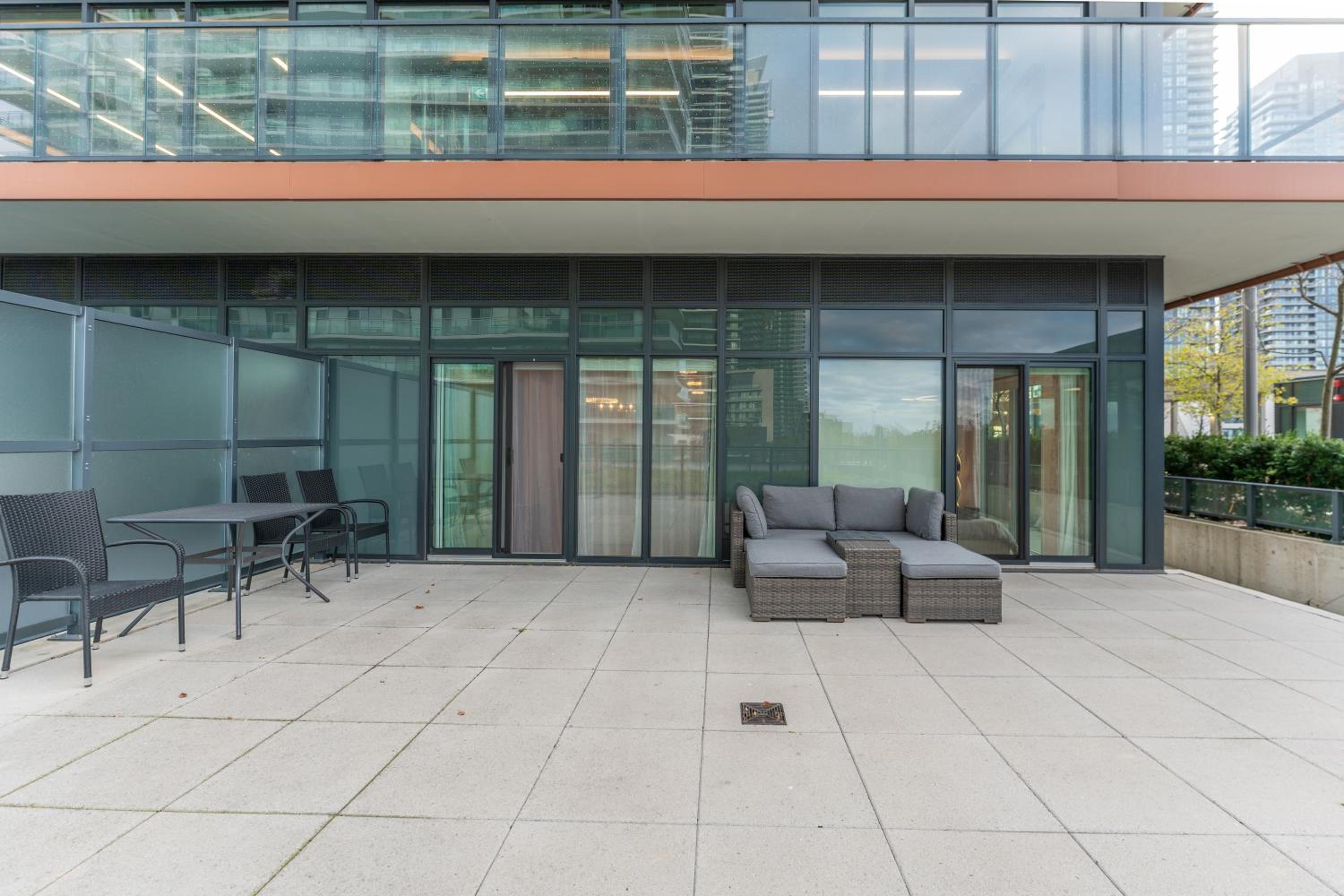 Perfect Toronto 3BR Luxe Condo - Huge Patio - Pool - Parking