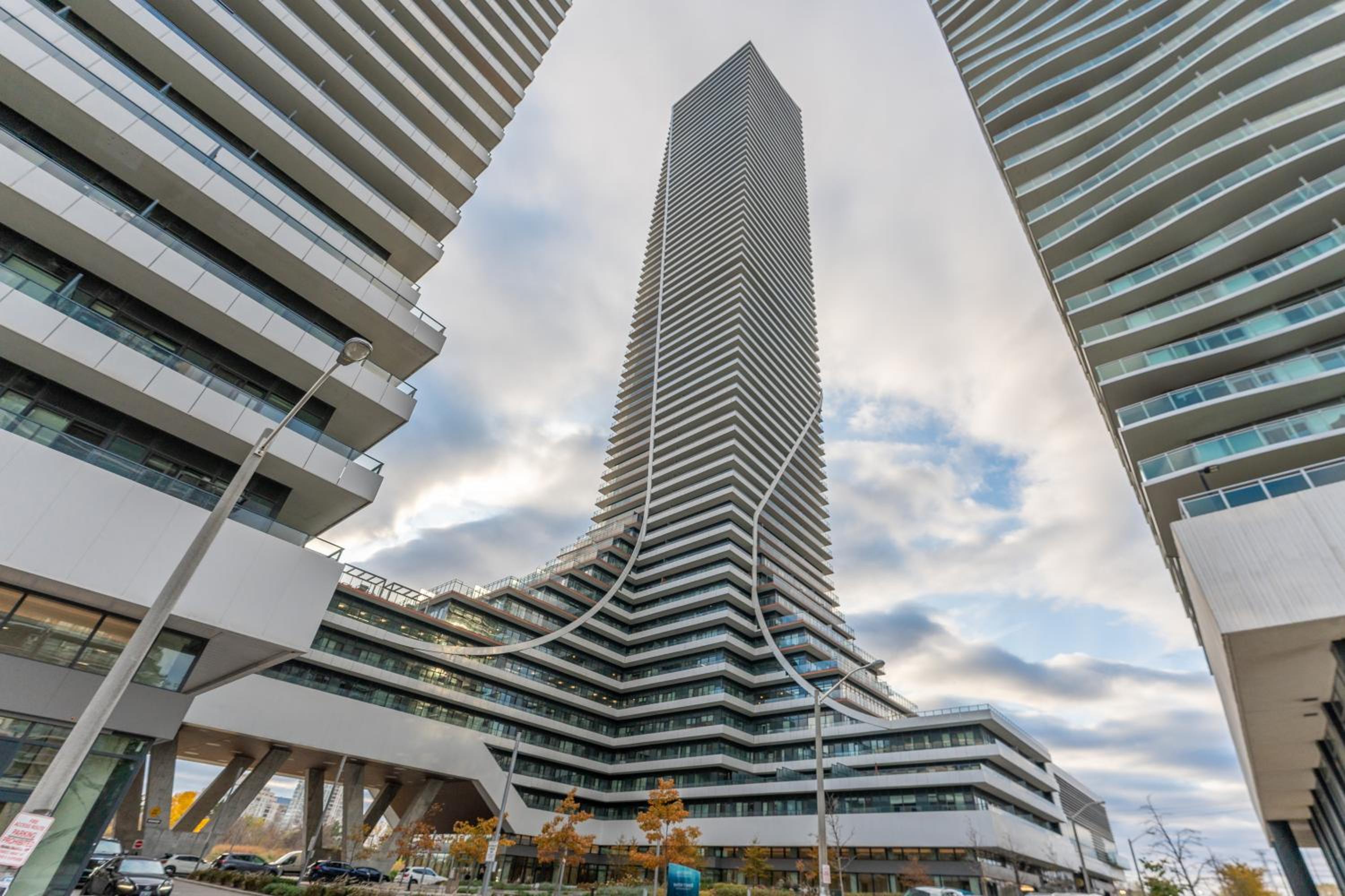 Perfect Toronto 3BR Luxe Condo - Huge Patio - Pool - Parking