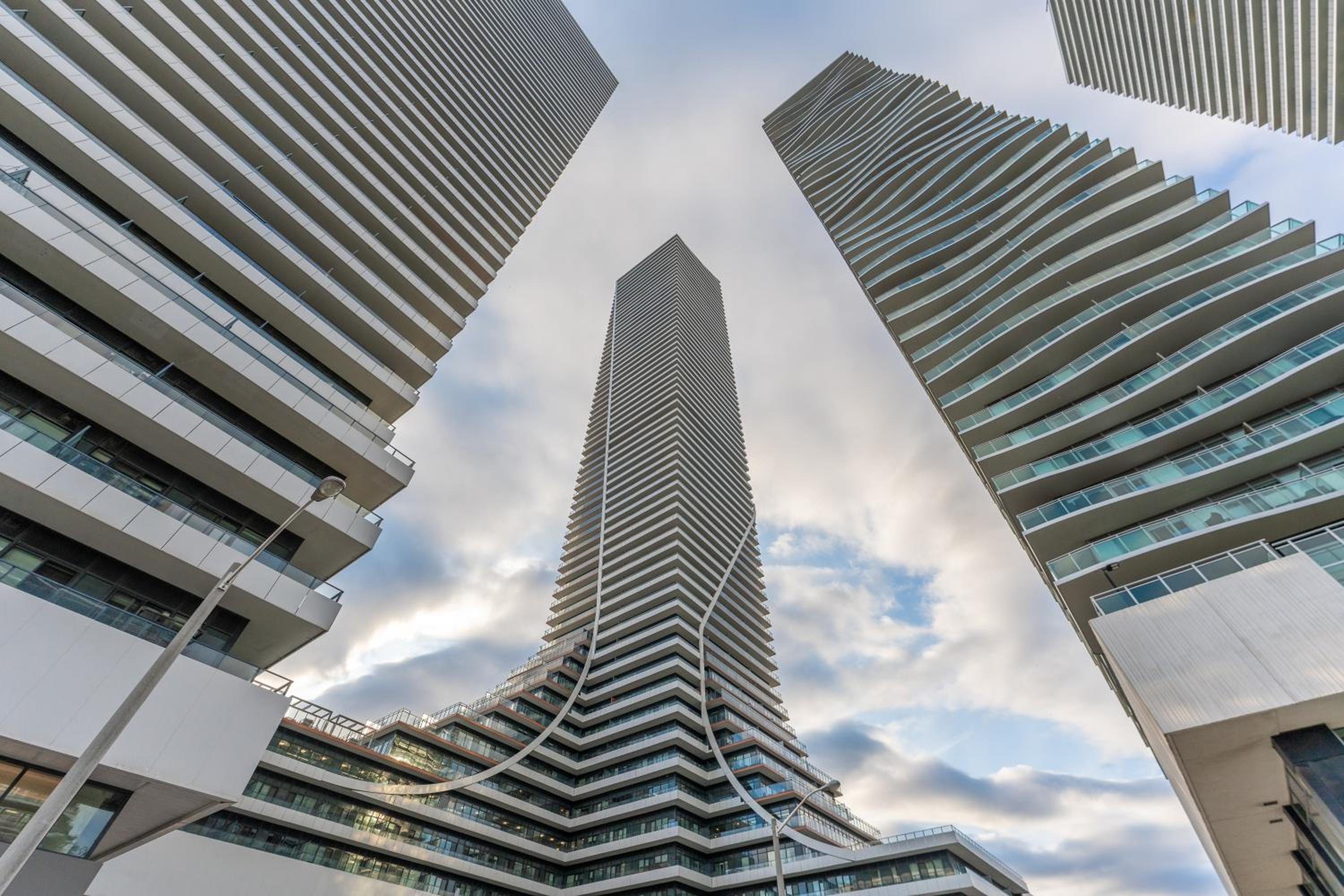 Perfect Toronto 3BR Luxe Condo - Huge Patio - Pool - Parking