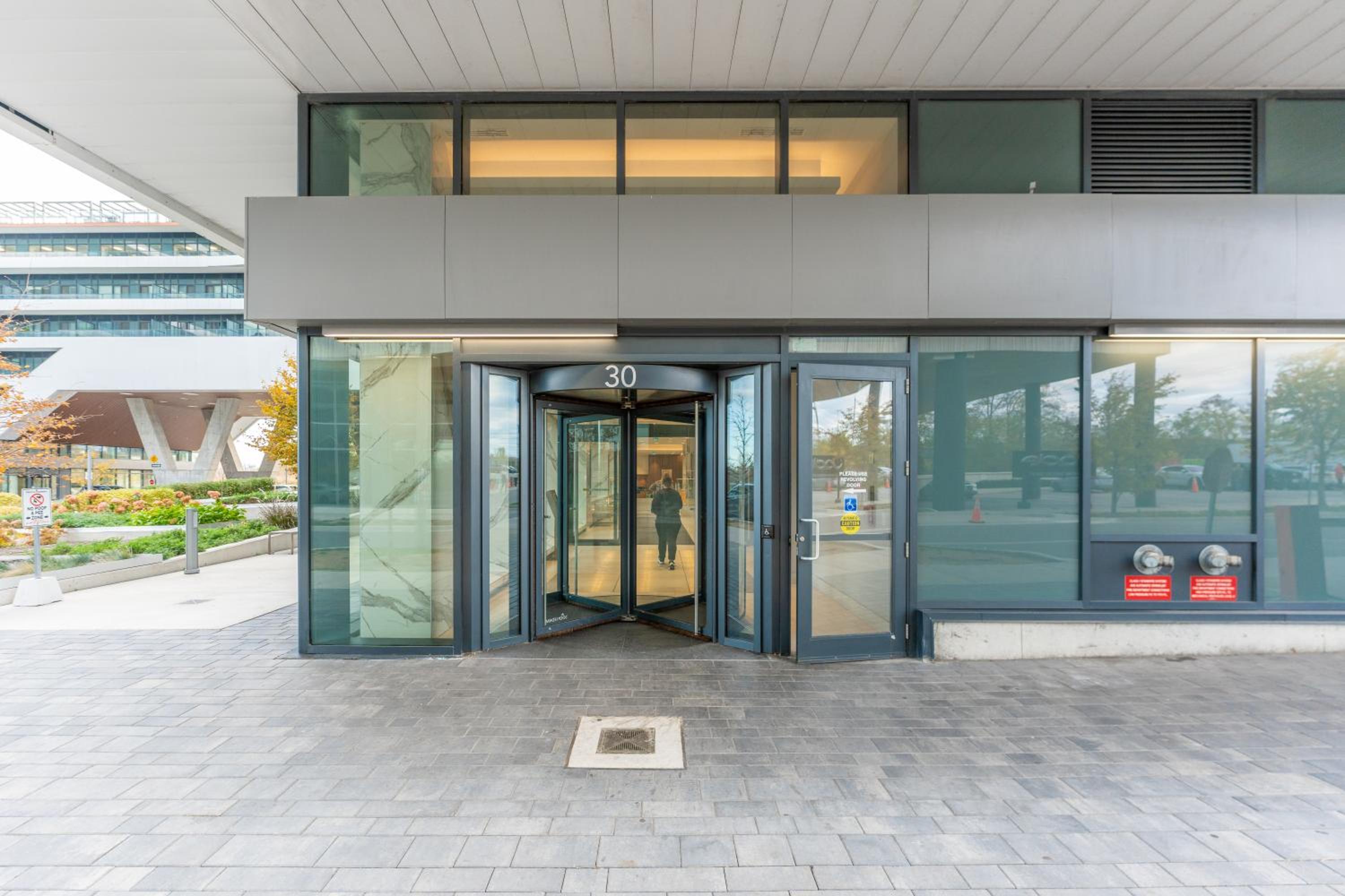 Perfect Toronto 3BR Luxe Condo - Huge Patio - Pool - Parking