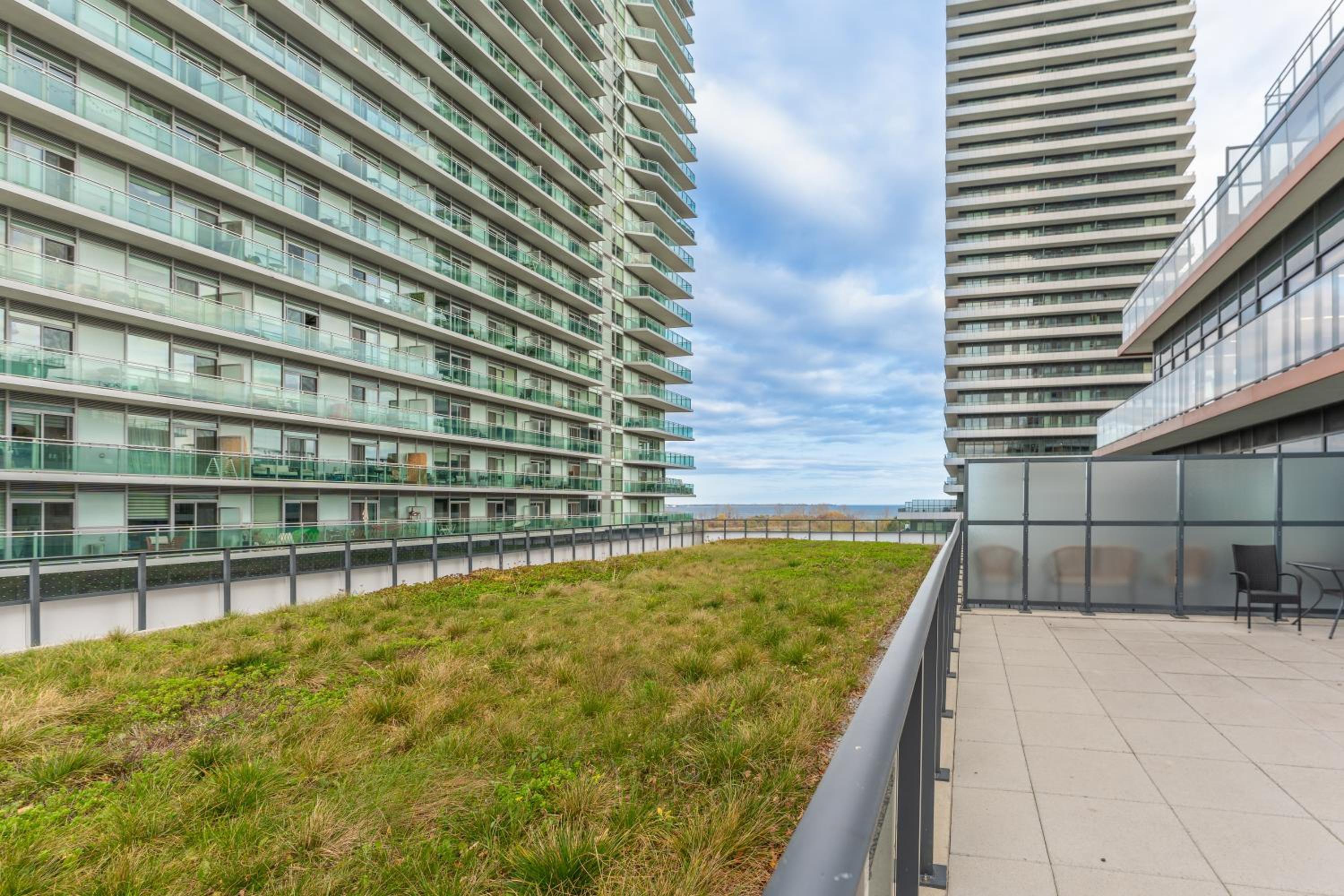 Perfect Toronto 3BR Luxe Condo - Huge Patio - Pool - Parking