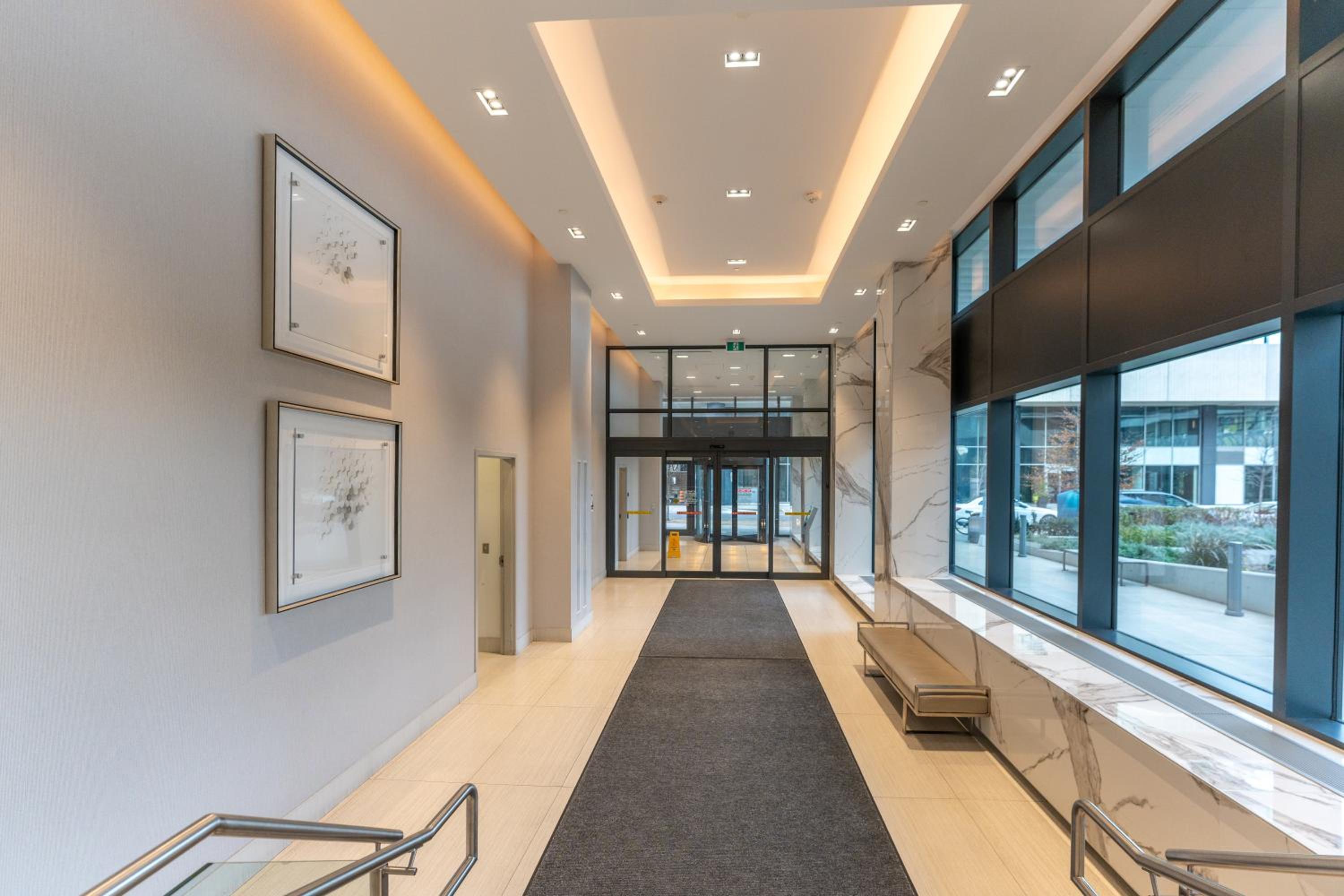 Perfect Toronto 3BR Luxe Condo - Huge Patio - Pool - Parking