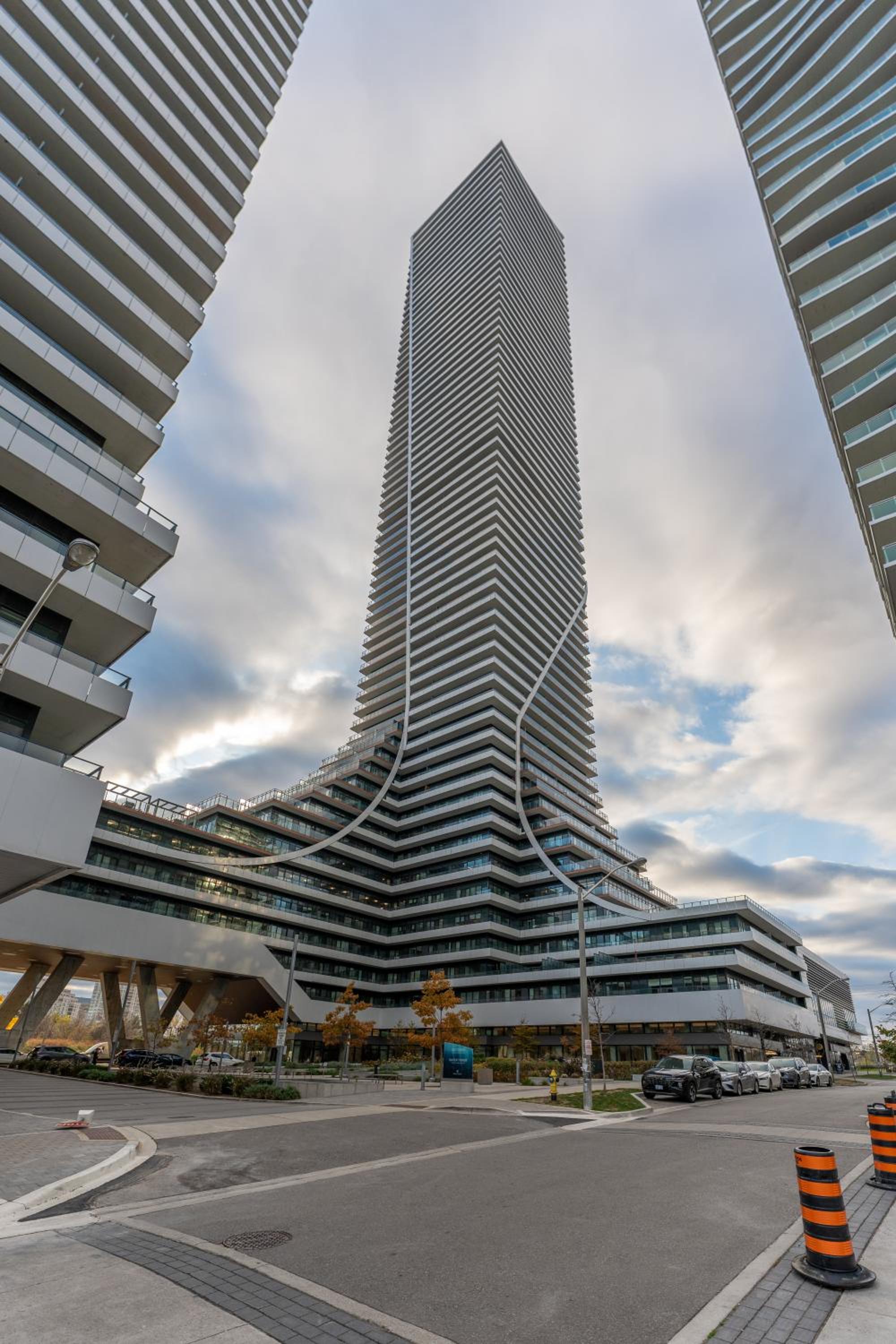 Perfect Toronto 3BR Luxe Condo - Huge Patio - Pool - Parking