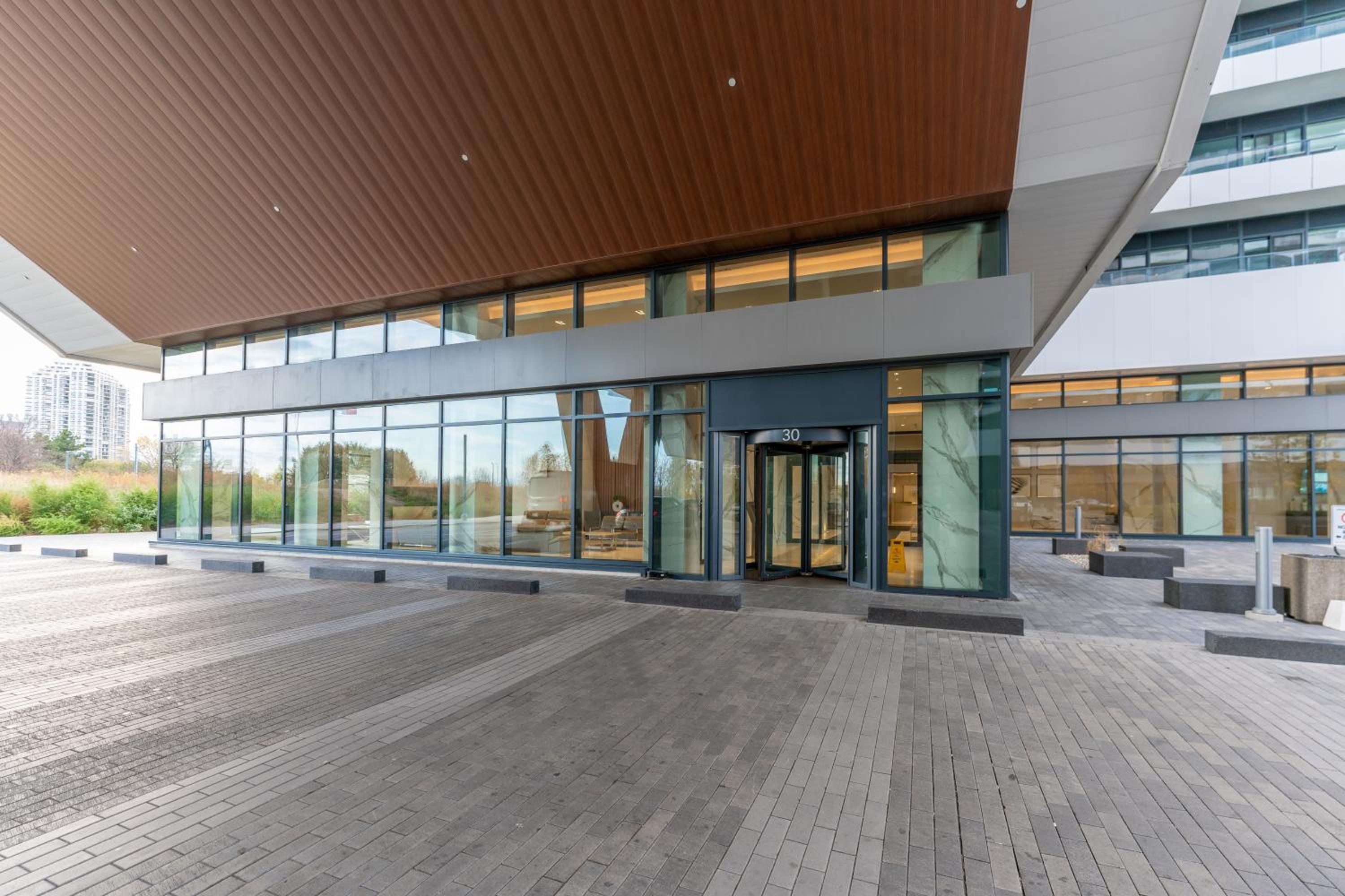 Perfect Toronto 3BR Luxe Condo - Huge Patio - Pool - Parking