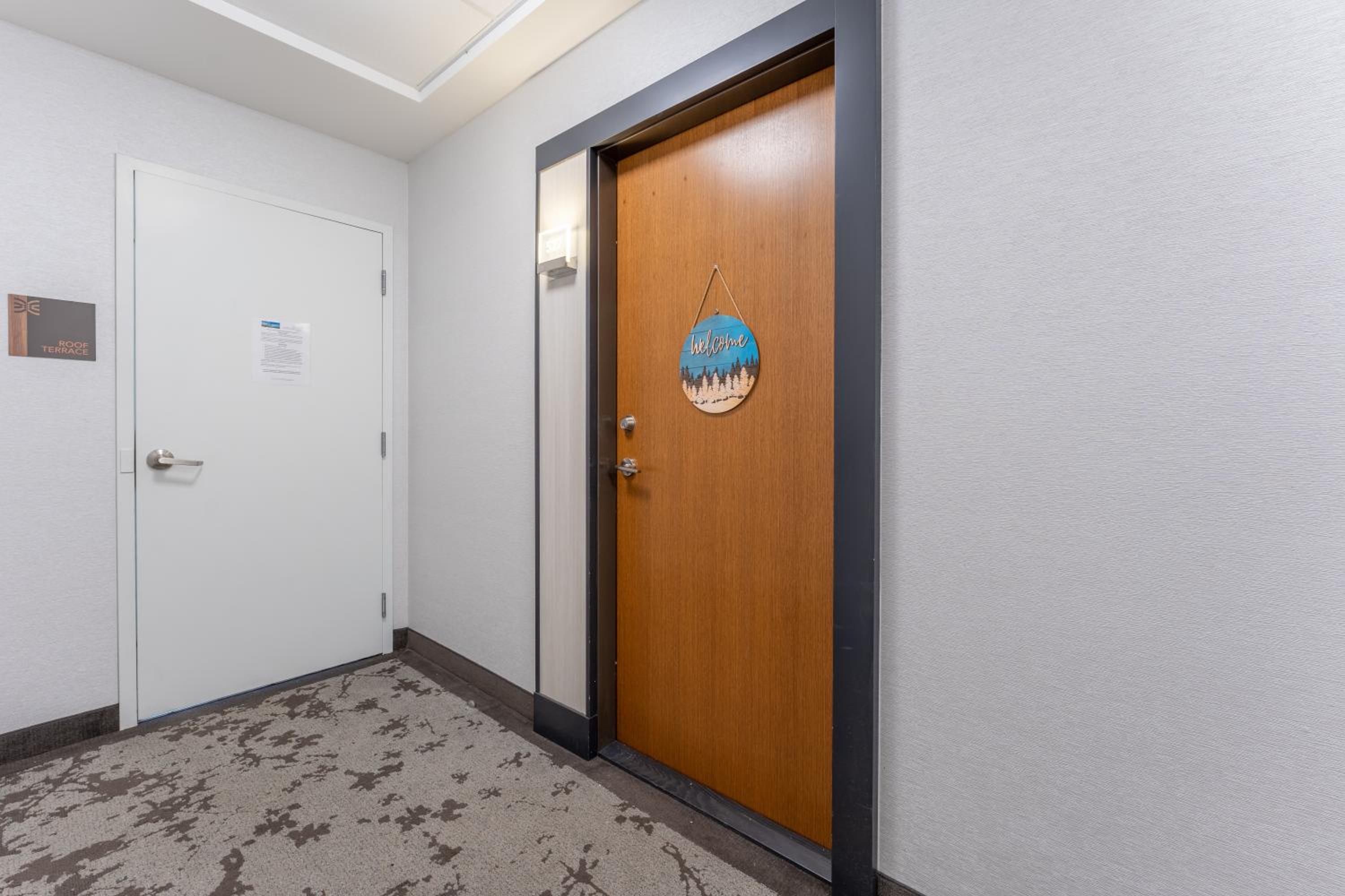 Perfect Toronto 3BR Luxe Condo - Huge Patio - Pool - Parking