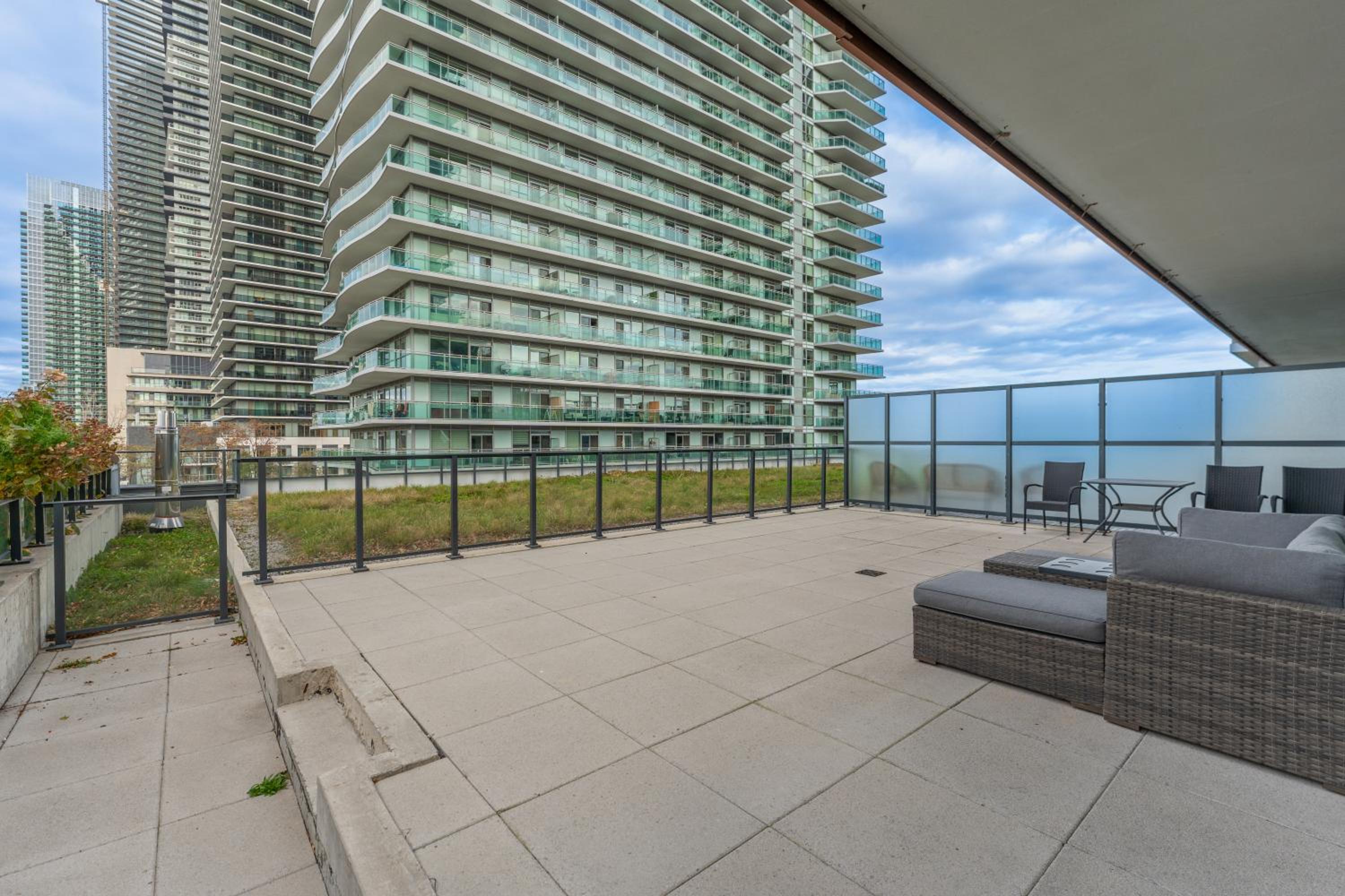 Perfect Toronto 3BR Luxe Condo - Huge Patio - Pool - Parking