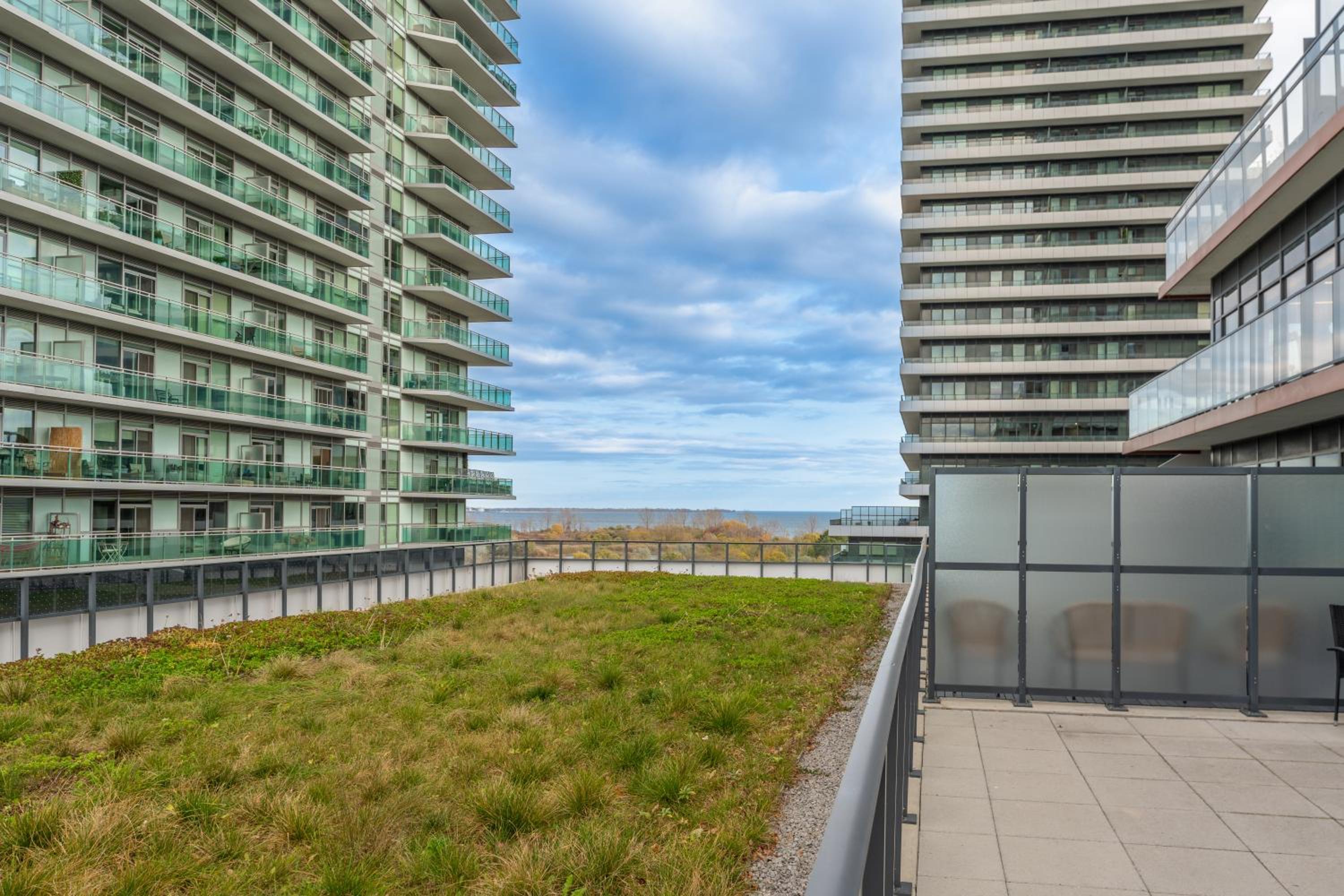 Perfect Toronto 3BR Luxe Condo - Huge Patio - Pool - Parking