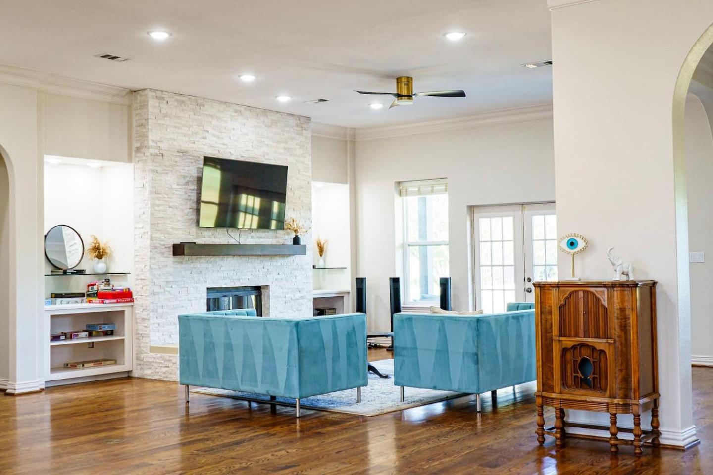 Spacious Approved Events Allowed Sleeps 20 view 2