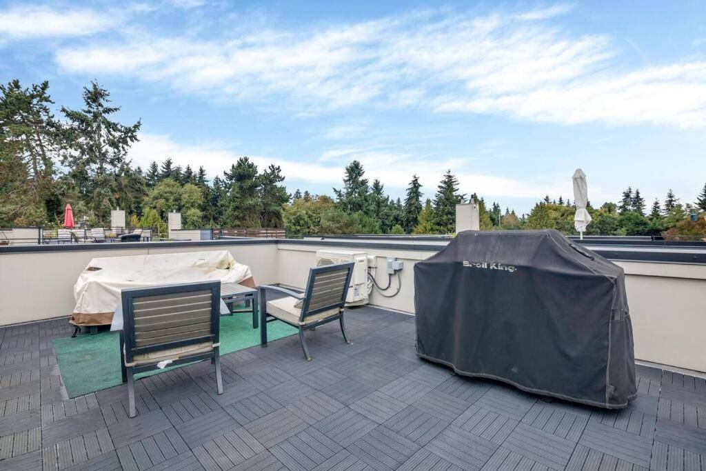 Luxe Getaway, Rooftop BBQ Dining View, Crown Hill, DT view 2