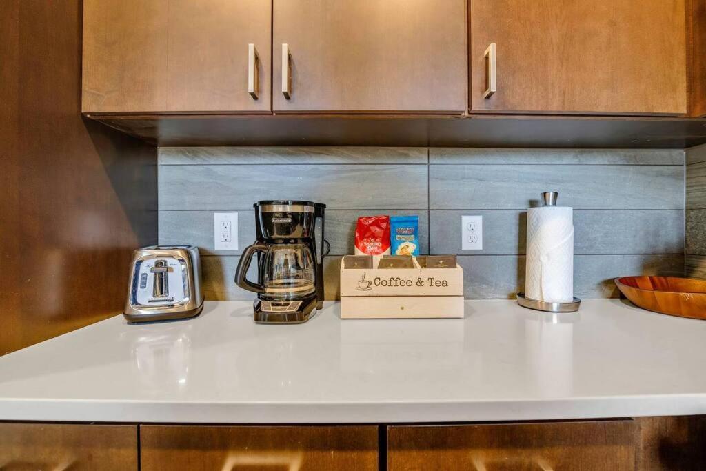 Luxe Getaway, Rooftop BBQ Dining View, Crown Hill, DT view 4