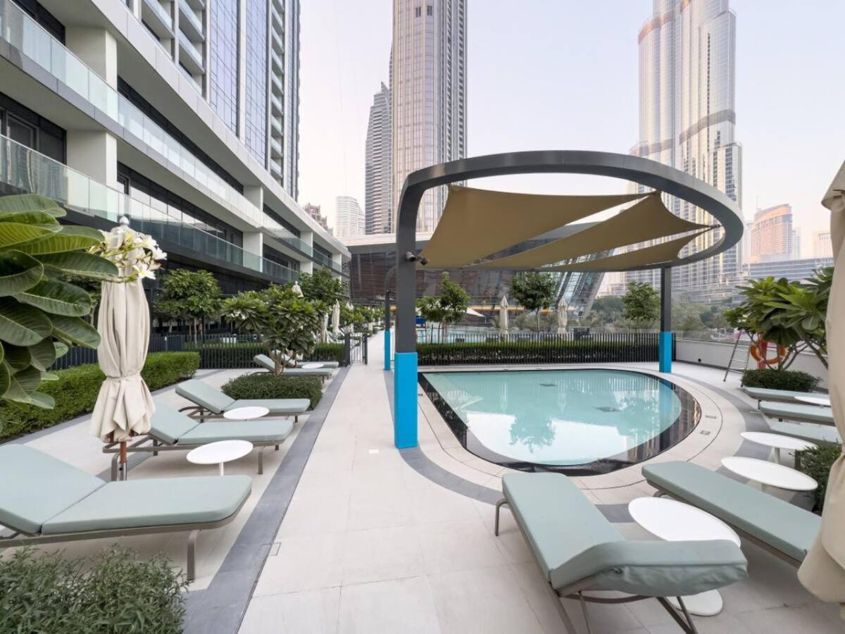 Luxury Two Bedroom Apartment with Balcony, Full Burj Khalifa & Fountain Views by Delujo Stays