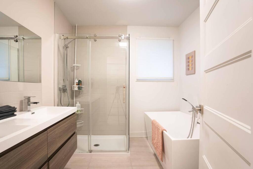 Vibrant 3BR Suite, Backyard, near metro and Free Parking