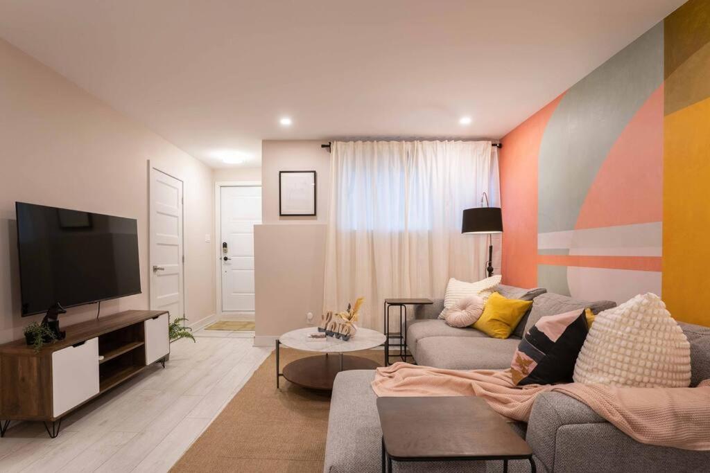 Vibrant 3BR Suite, Backyard, near metro and Free Parking