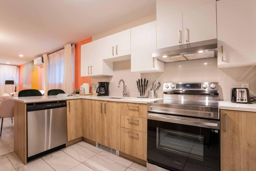 Vibrant 3BR Suite, Backyard, near metro and Free Parking