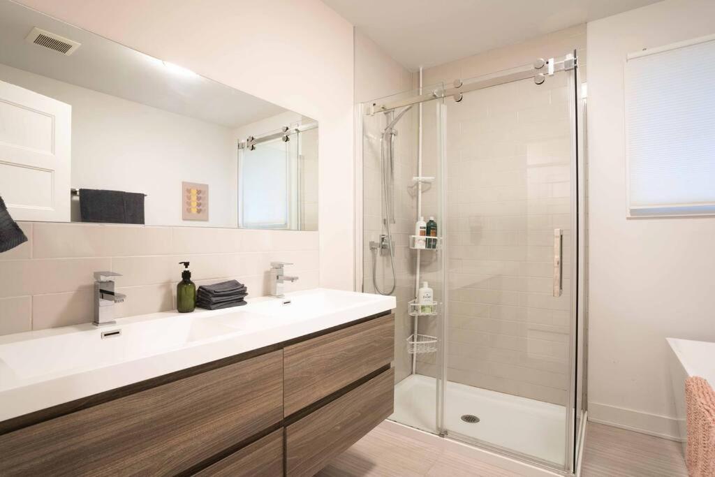 Vibrant 3BR Suite, Backyard, near metro and Free Parking