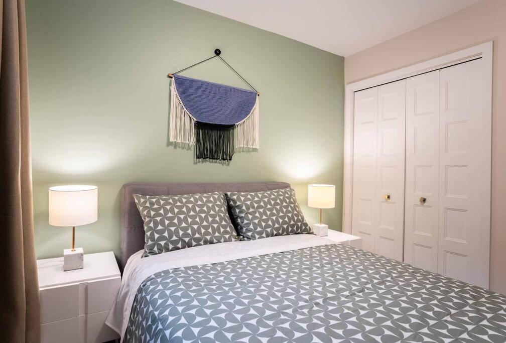 Vibrant 3BR Suite, Backyard, near metro and Free Parking