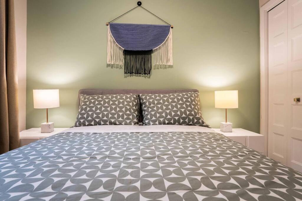 Vibrant 3BR Suite, Backyard, near metro and Free Parking