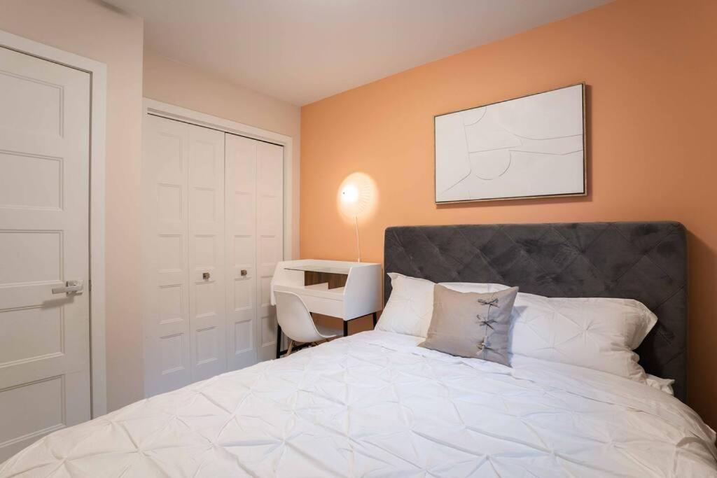 Vibrant 3BR Suite, Backyard, near metro and Free Parking