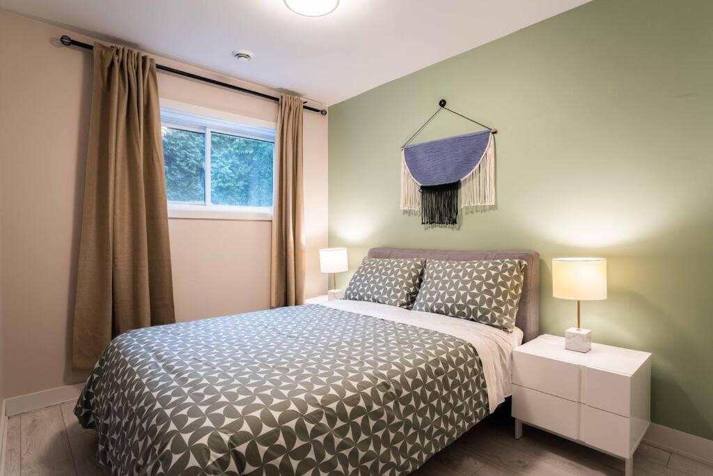 Vibrant 3BR Suite, Backyard, near metro and Free Parking