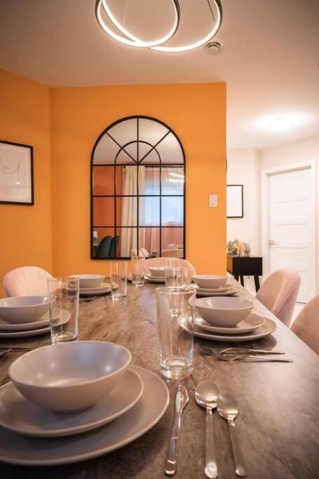 Vibrant 3BR Suite, Backyard, near metro and Free Parking