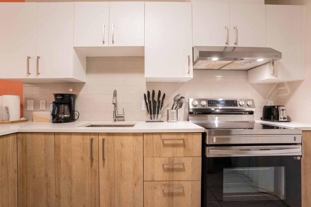 Vibrant 3BR Suite, Backyard, near metro and Free Parking