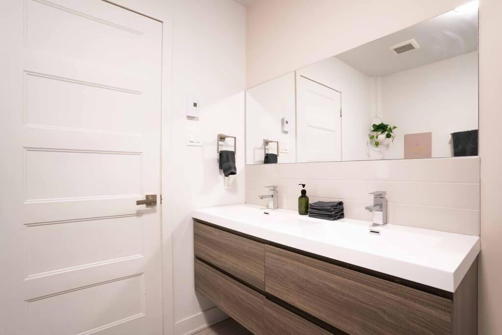 Vibrant 3BR Suite, Backyard, near metro and Free Parking