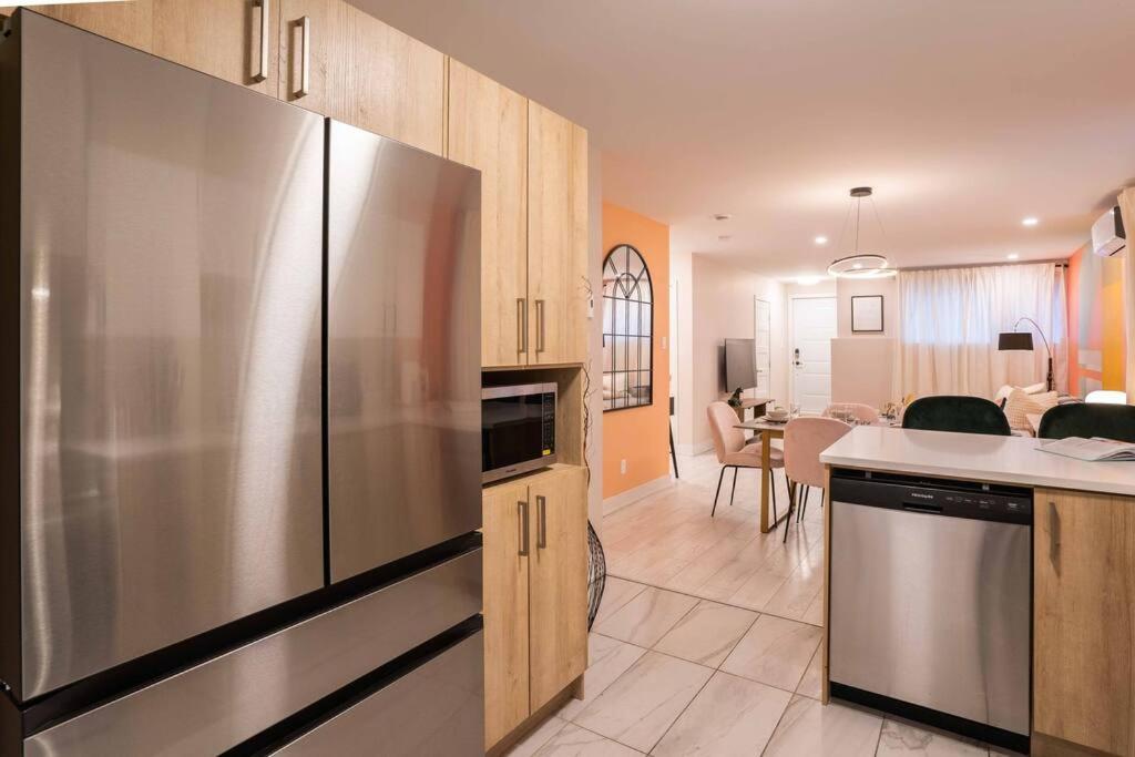 Vibrant 3BR Suite, Backyard, near metro and Free Parking