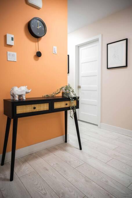 Vibrant 3BR Suite, Backyard, near metro and Free Parking