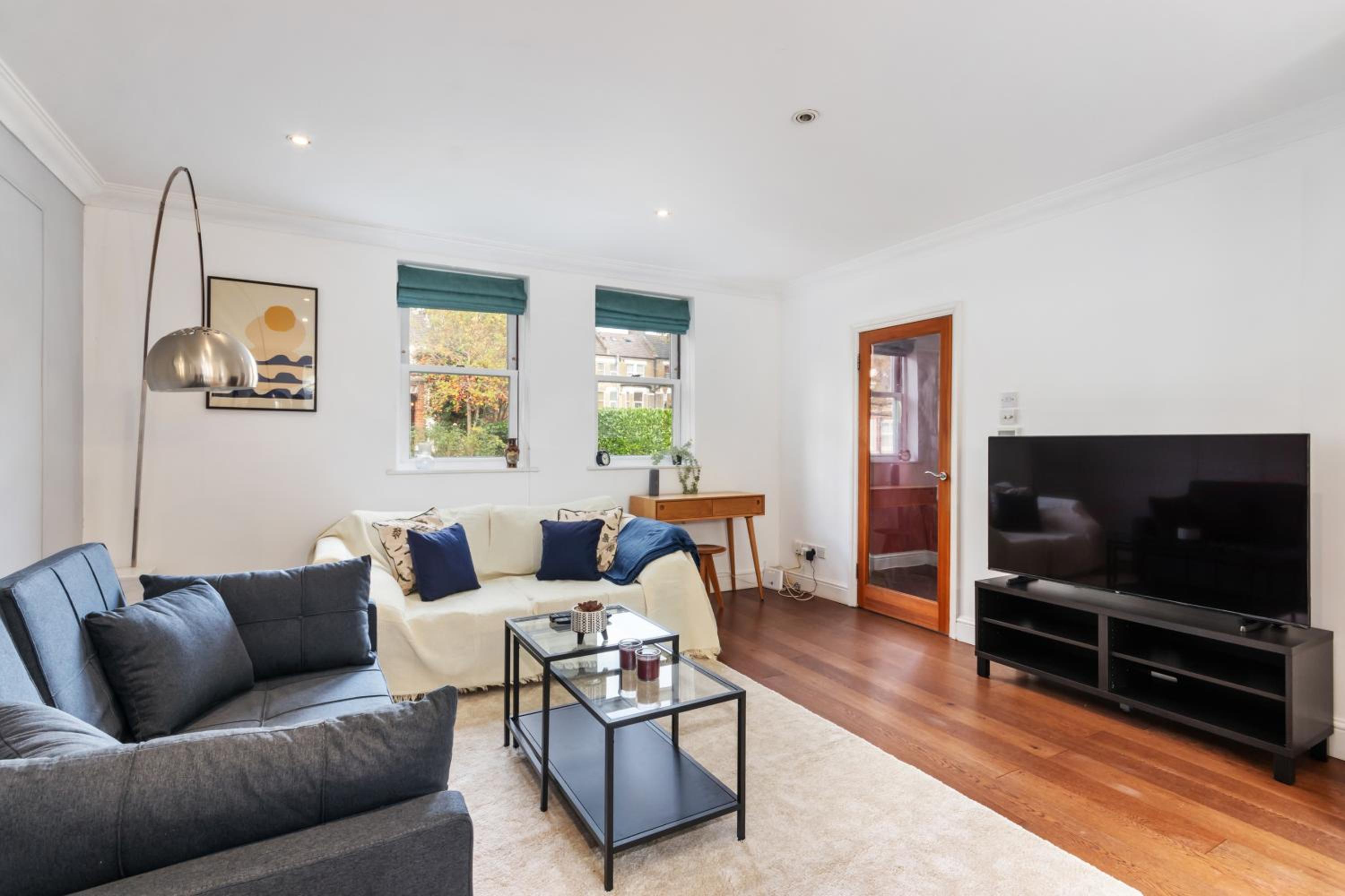 House with Private Parking close to Borough Market & Tower Bridge!