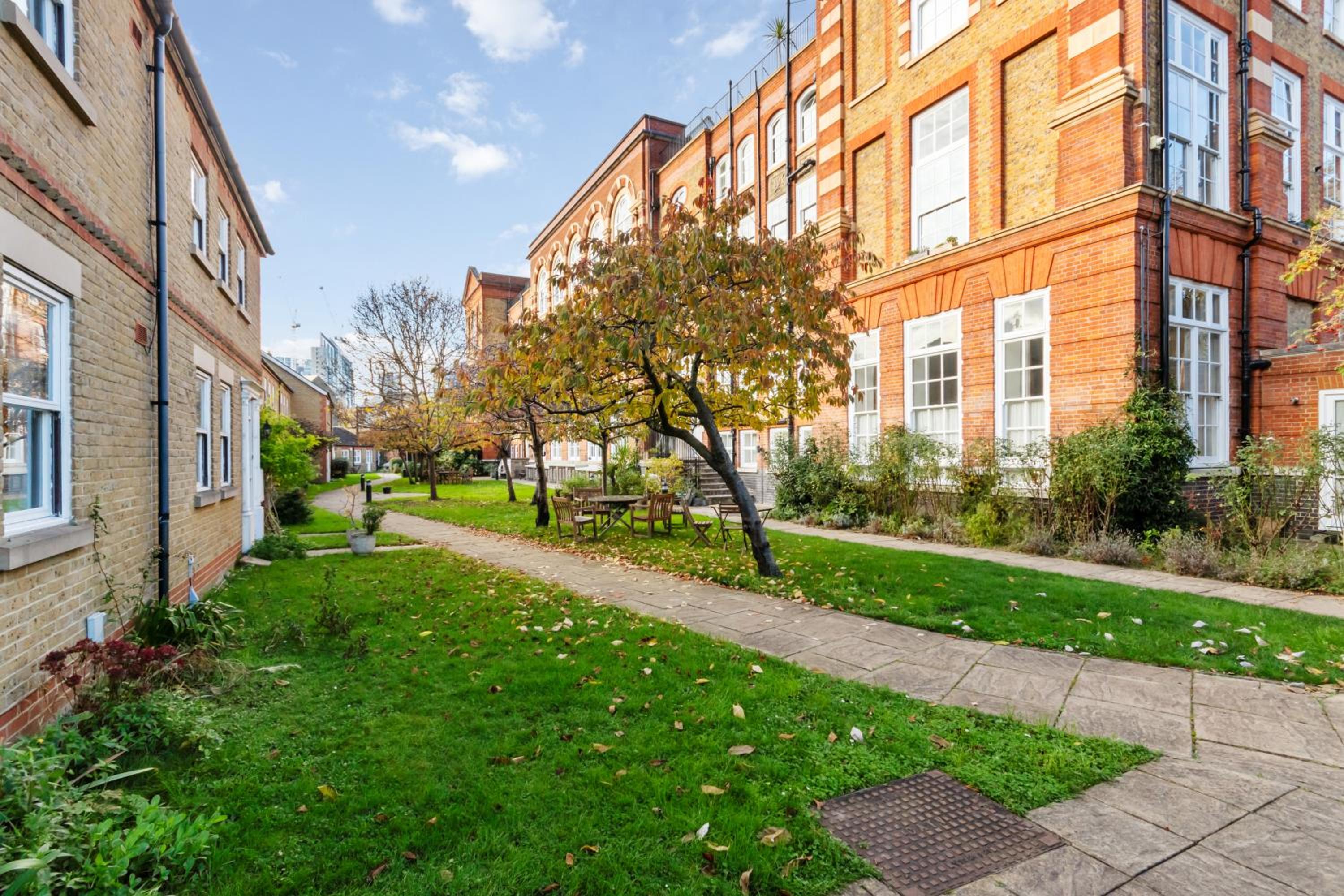 House with Private Parking close to Borough Market & Tower Bridge!