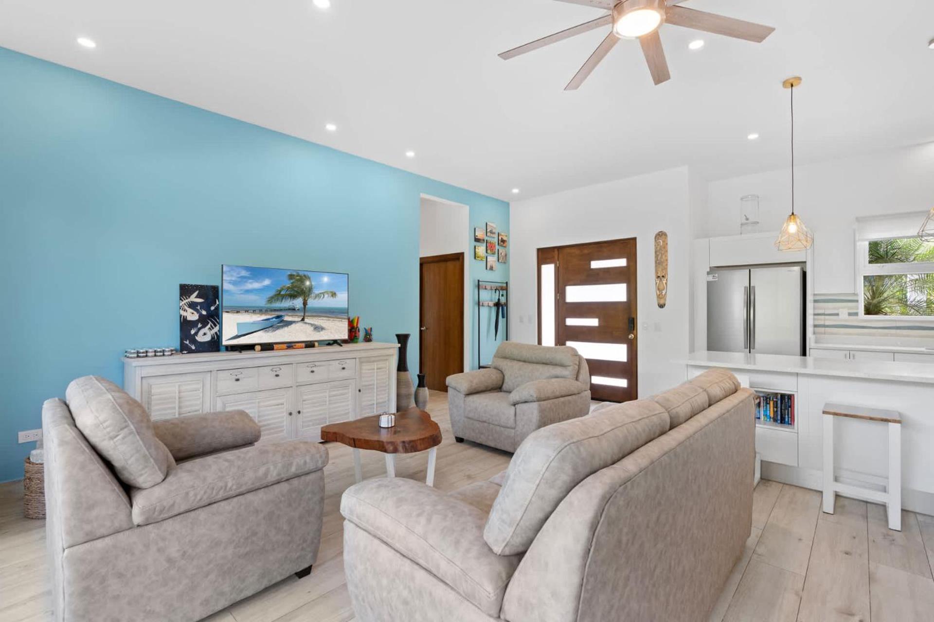 Luxurious Home with Bright, Modern Design and Private Infinity Pool in High-End Community