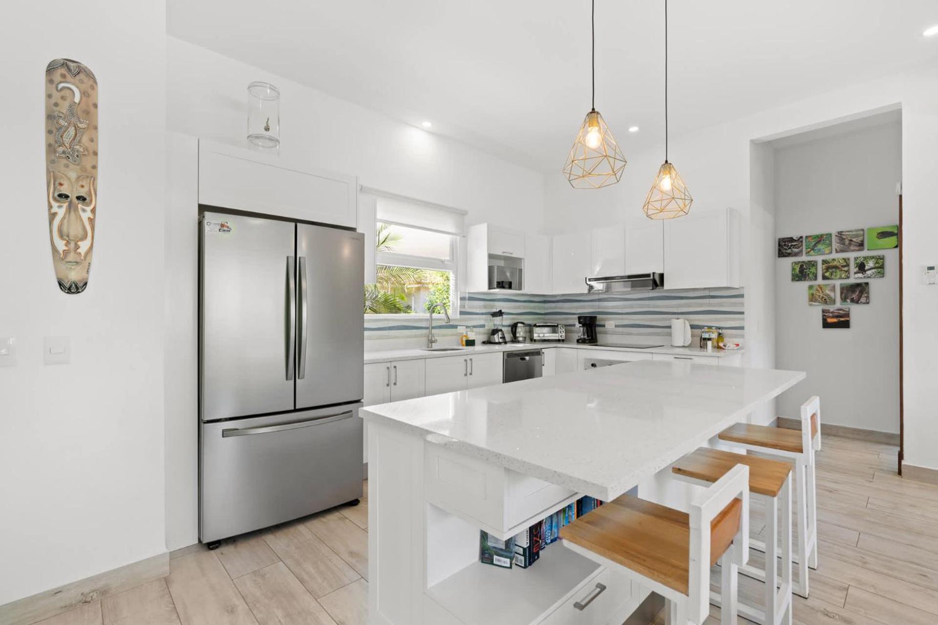 Luxurious Home with Bright, Modern Design and Private Infinity Pool in High-End Community