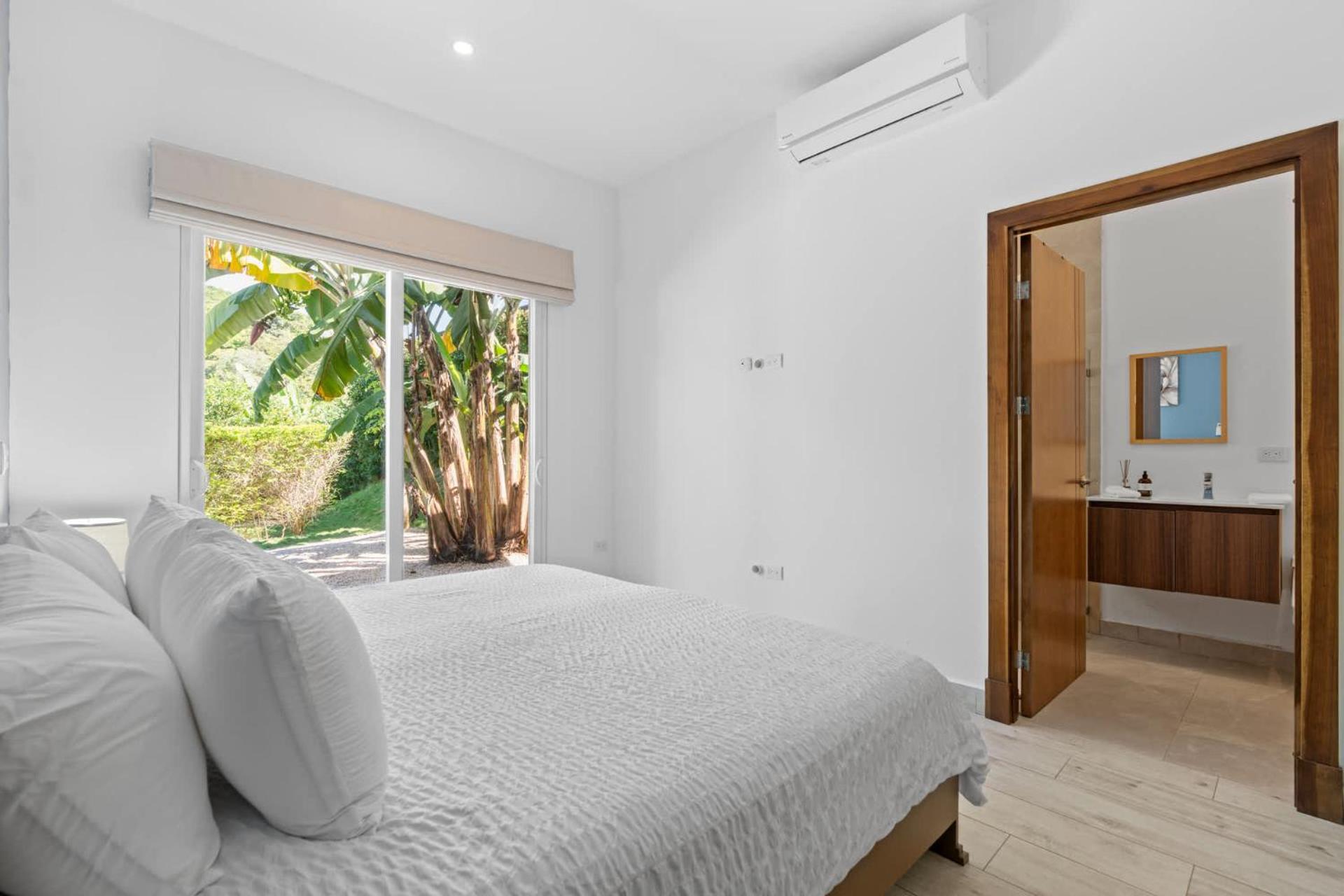 Luxurious Home with Bright, Modern Design and Private Infinity Pool in High-End Community