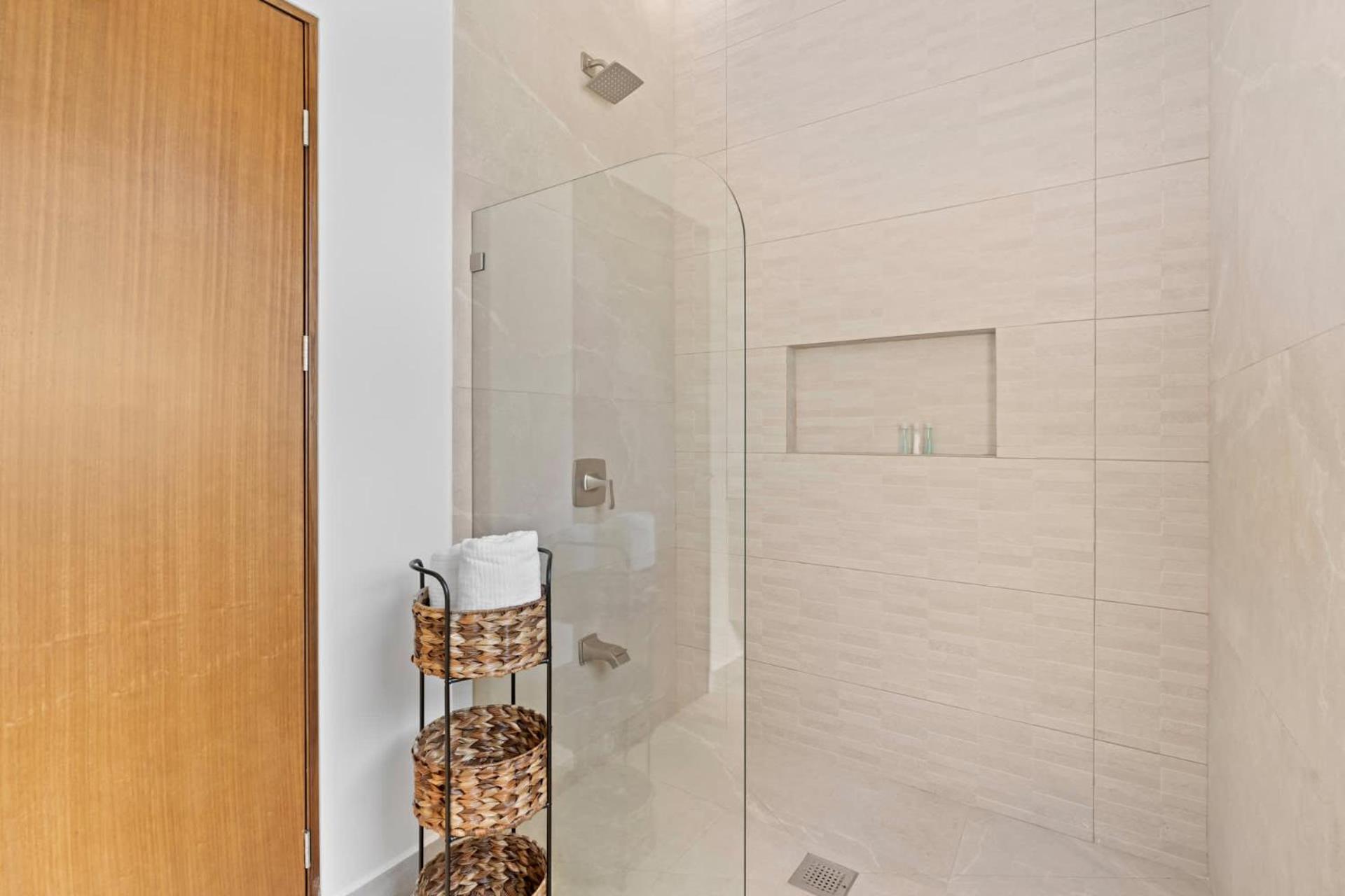 Luxurious Home with Bright, Modern Design and Private Infinity Pool in High-End Community
