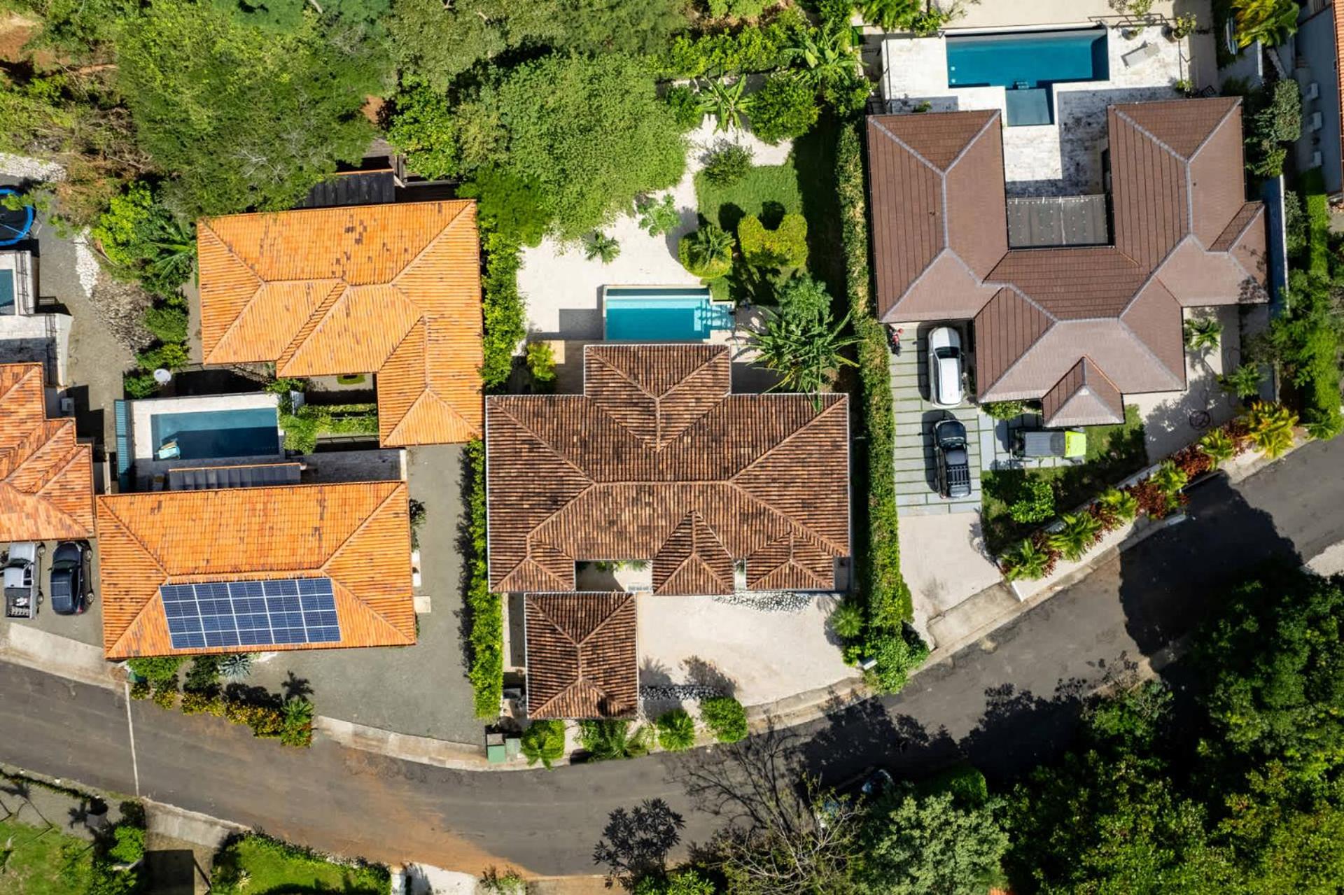 Luxurious Home with Bright, Modern Design and Private Infinity Pool in High-End Community